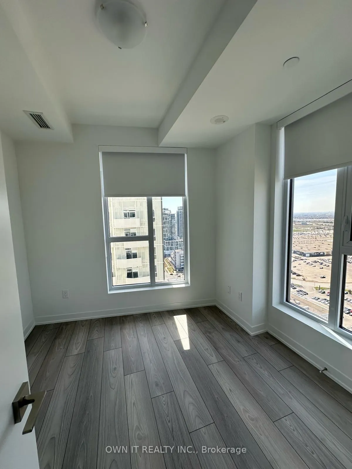 Photo 5 of 498 Caldari Road, Vaughan, Concord — HOMEH