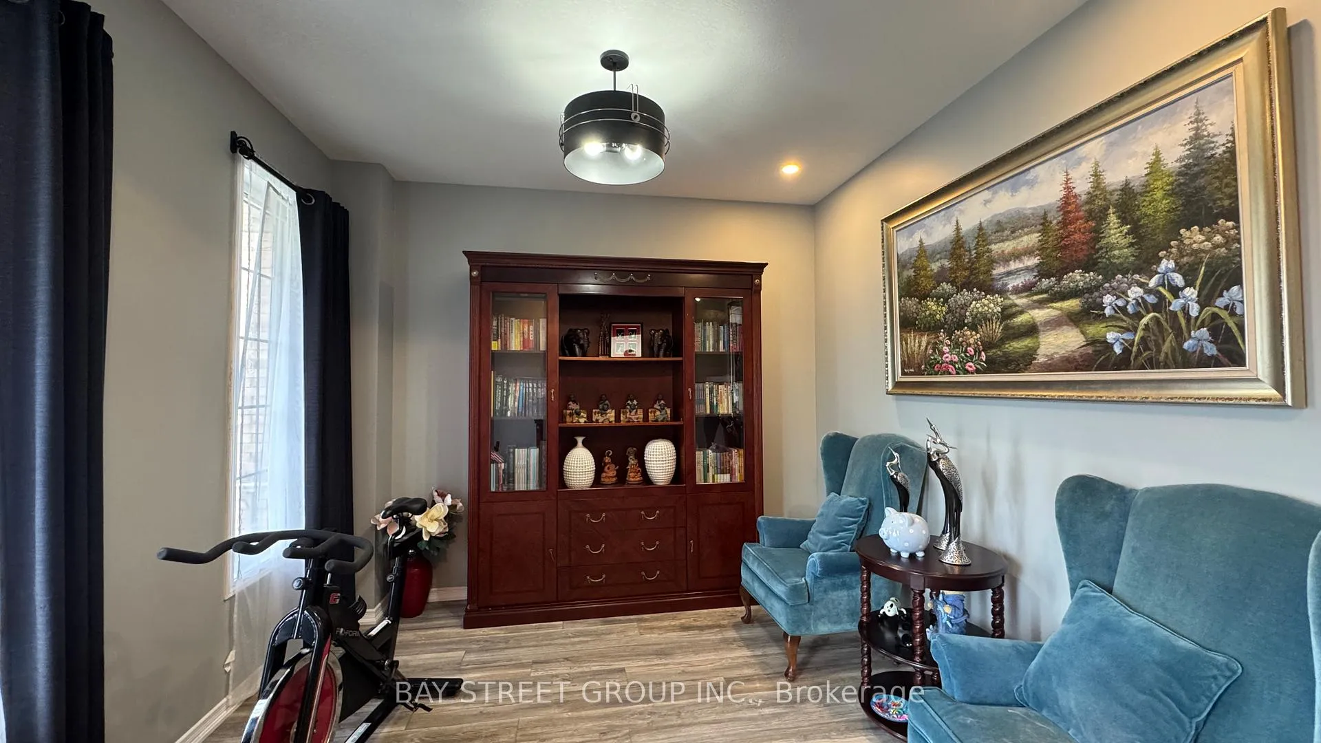 Photo 3 of 7889 Buckeye Crescent, Niagara Falls, Brown — HOMEH