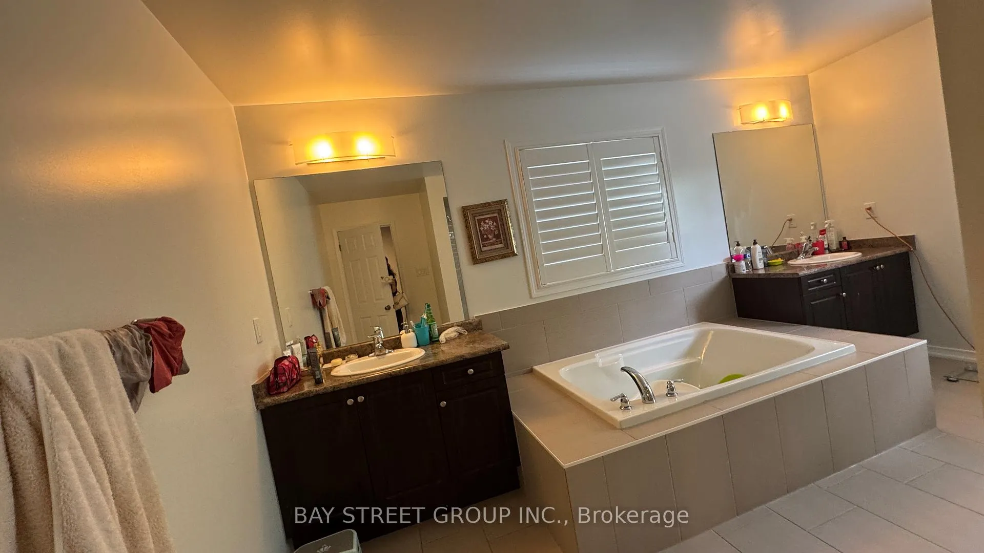 Photo 15 of 7889 Buckeye Crescent, Niagara Falls, Brown — HOMEH