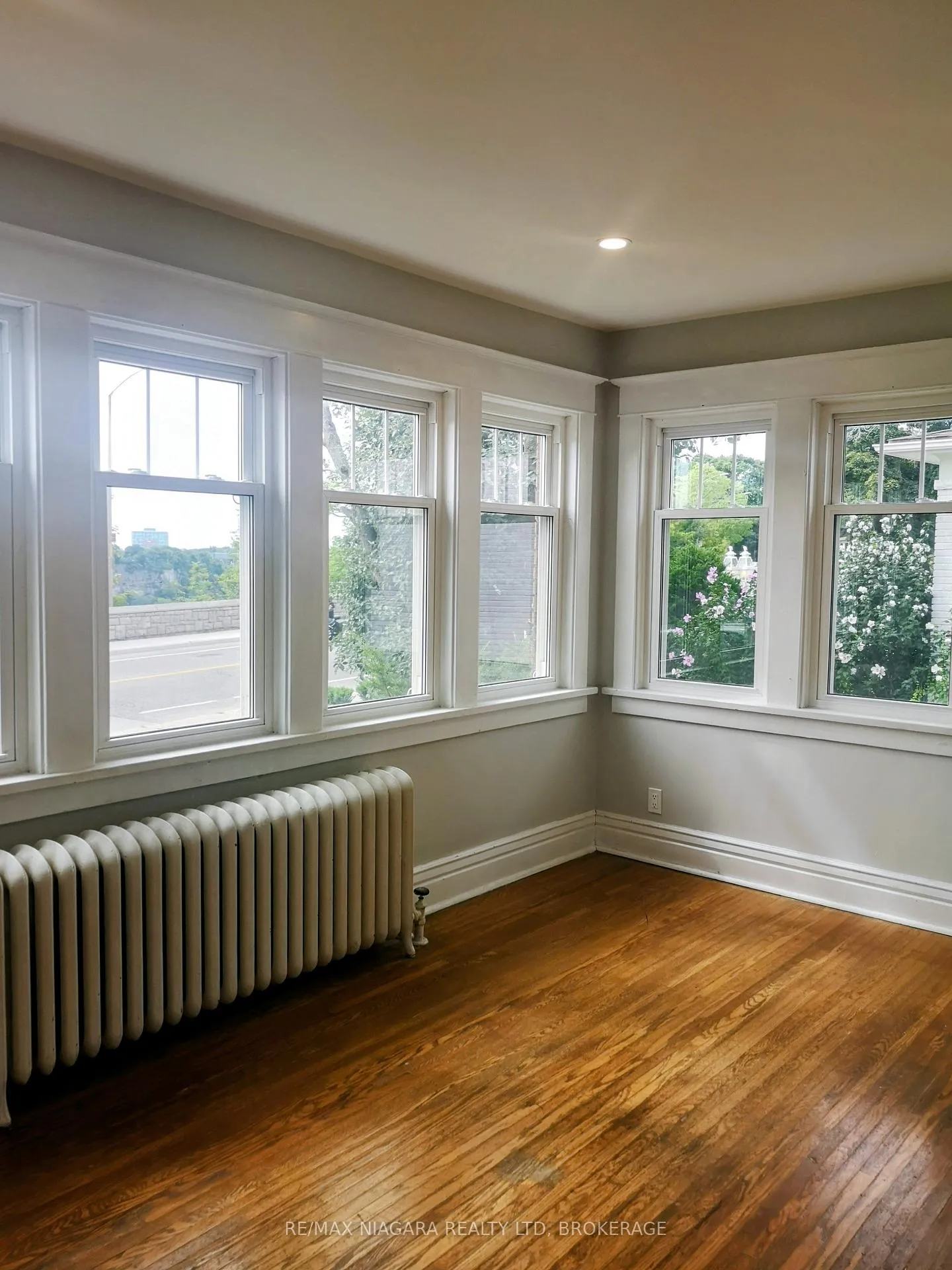 Photo 3 of 5163 River Road, Niagara Falls, Downtown — HOMEH