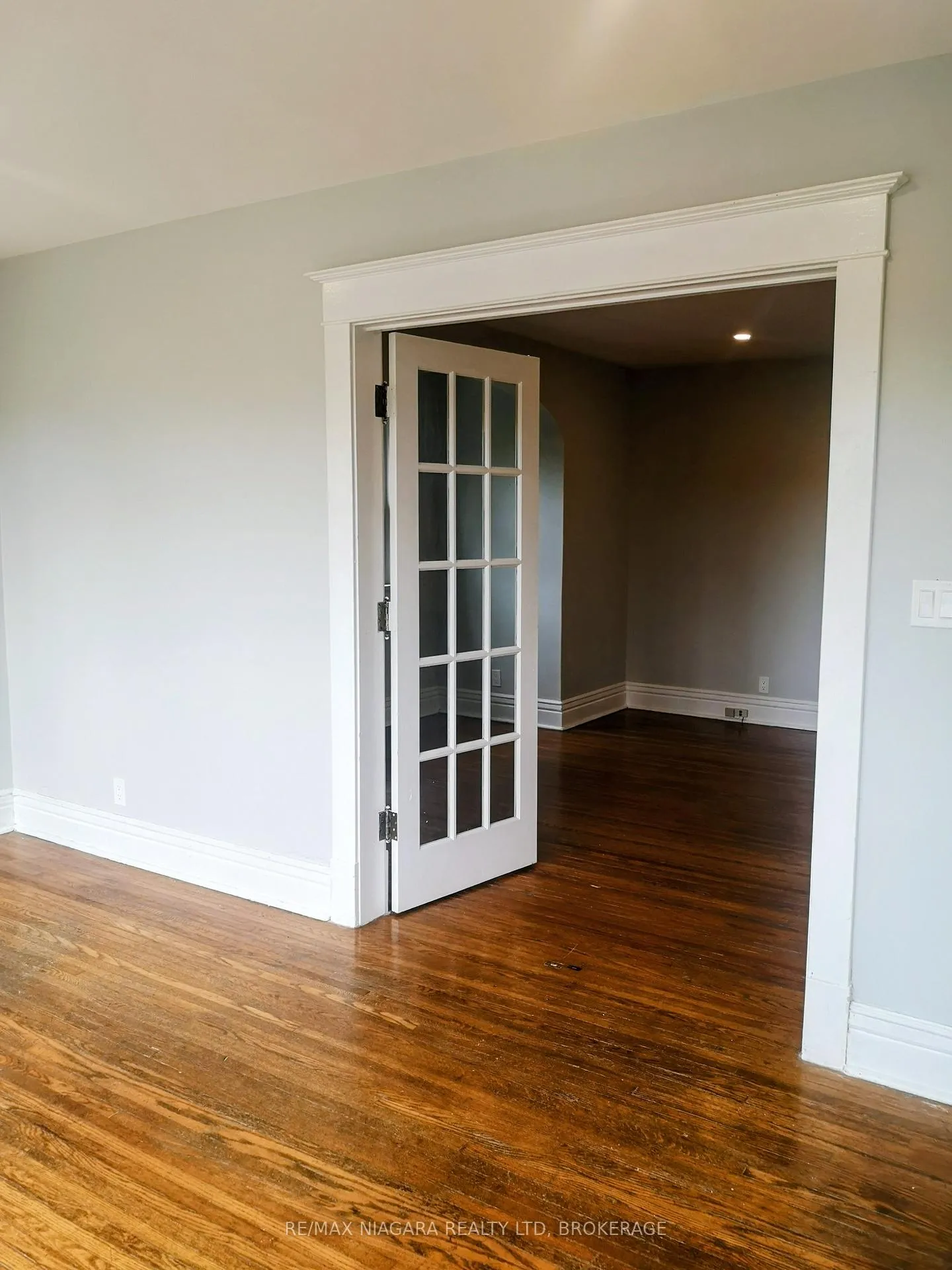 Photo 4 of 5163 River Road, Niagara Falls, Downtown — HOMEH