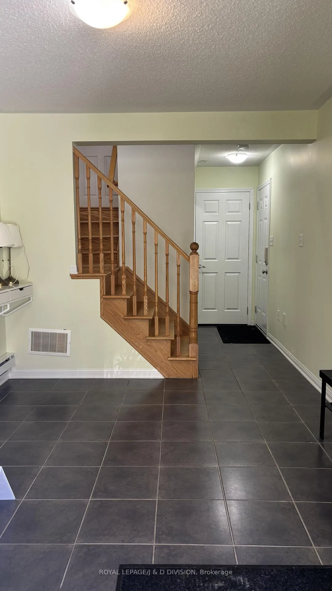 Photo 4 of 52 Ayers Crescent, Scarborough, Clairlea-Birchmount — HOMEH