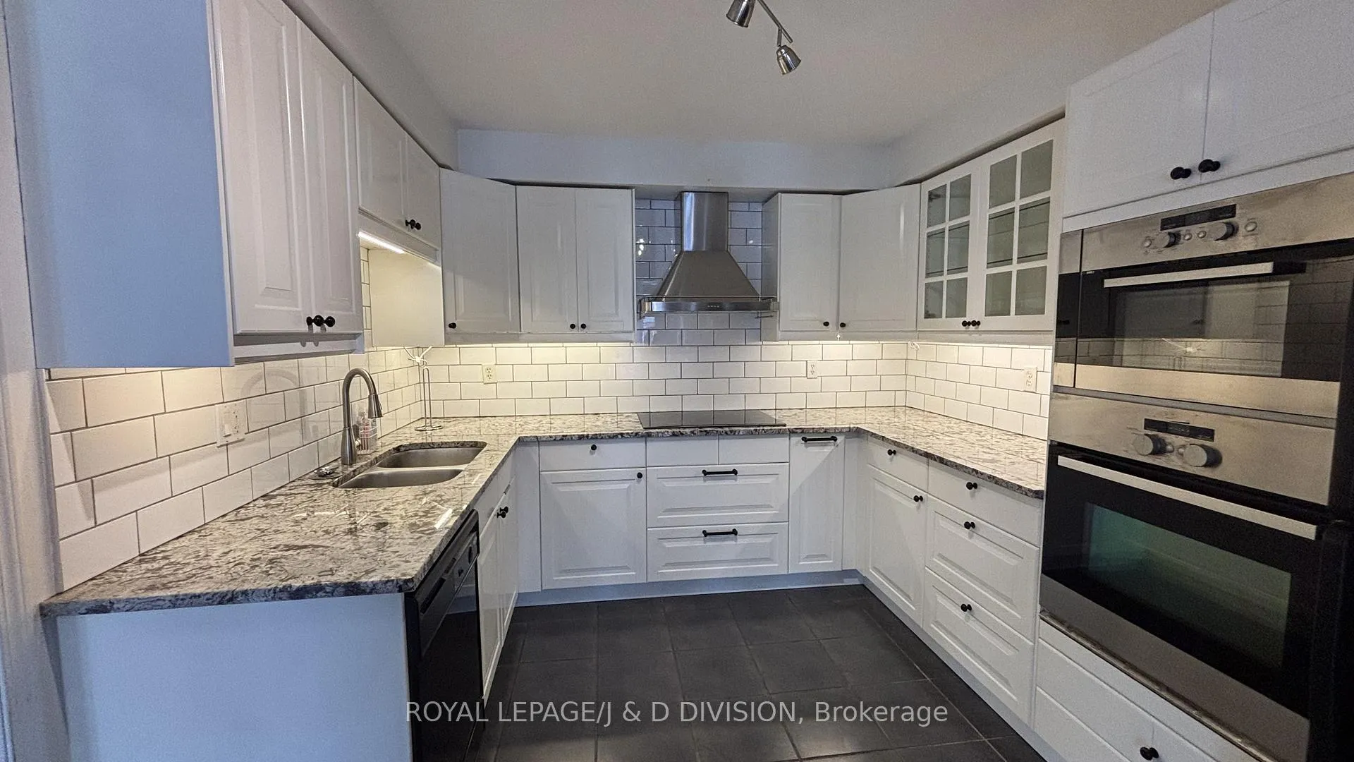 Photo 5 of 52 Ayers Crescent, Scarborough, Clairlea-Birchmount — HOMEH