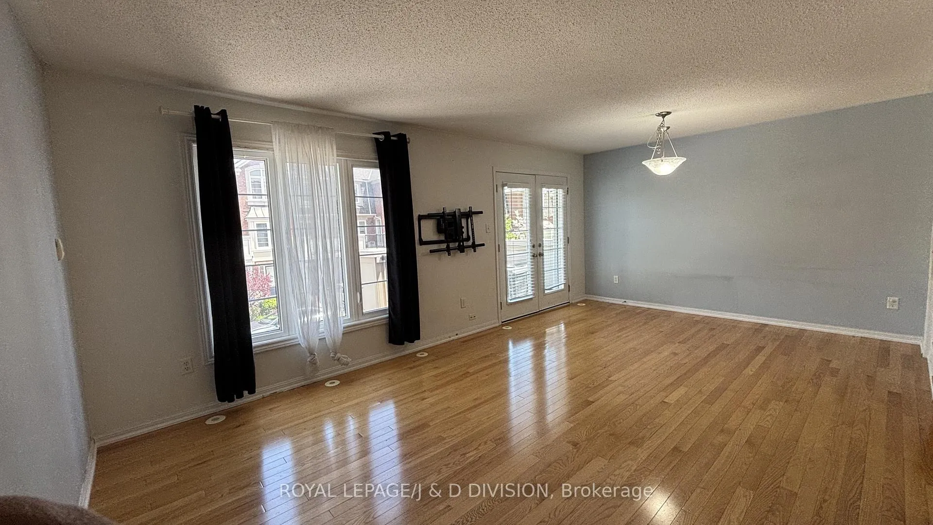 Photo 8 of 52 Ayers Crescent, Scarborough, Clairlea-Birchmount — HOMEH