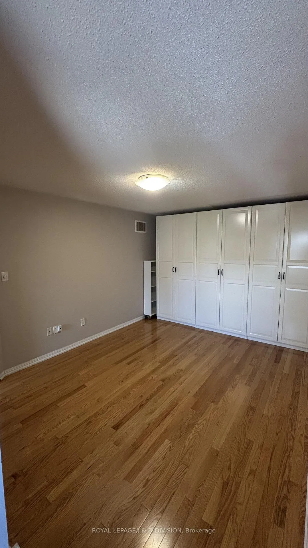 Photo 11 of 52 Ayers Crescent, Scarborough, Clairlea-Birchmount — HOMEH