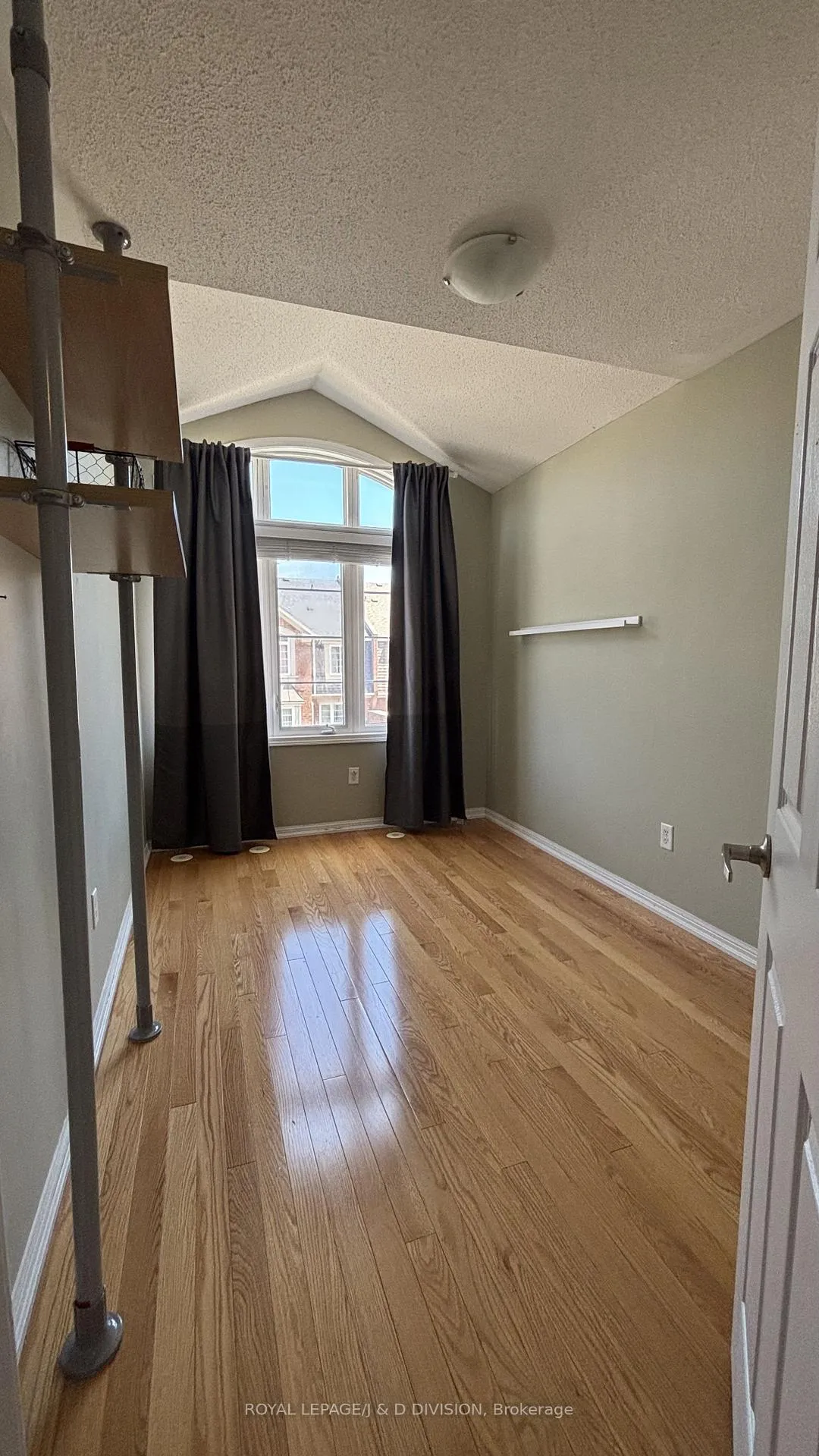Photo 16 of 52 Ayers Crescent, Scarborough, Clairlea-Birchmount — HOMEH