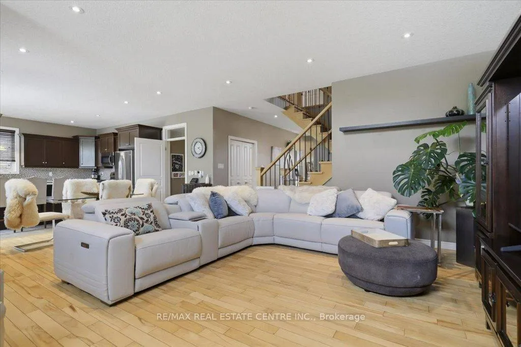 Photo 11 of 126 Goldschmidt Crescent, Wilmot — HOMEH