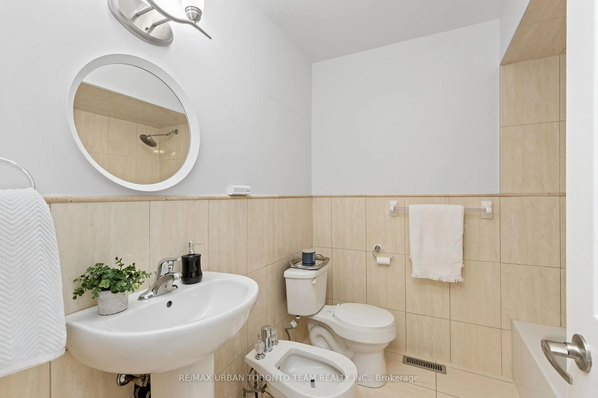 Photo 10 of 82 Button Road, Vaughan, West Woodbridge — HOMEH