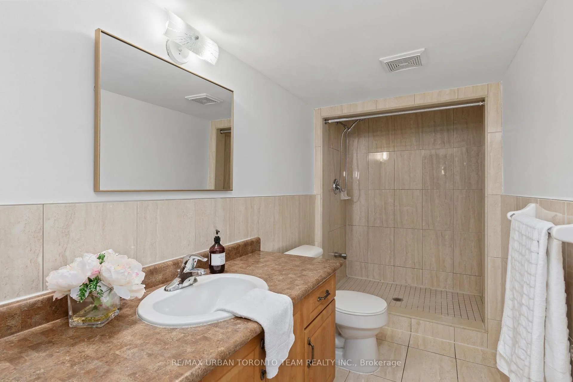Photo 24 of 82 Button Road, Vaughan, West Woodbridge — HOMEH