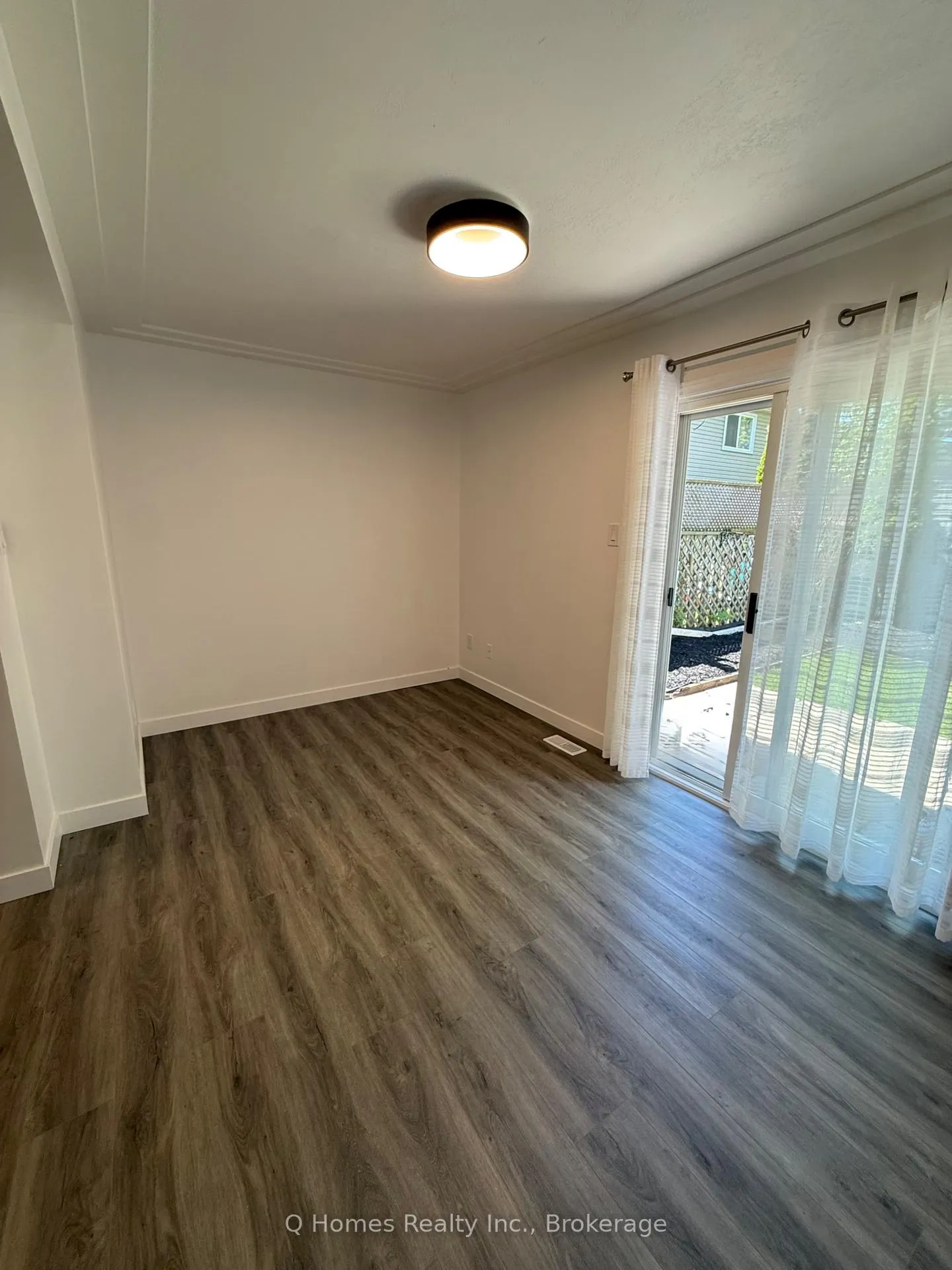 Photo 9 of 316E Bluevale Street N, Waterloo, Lincoln Heights — HOMEH