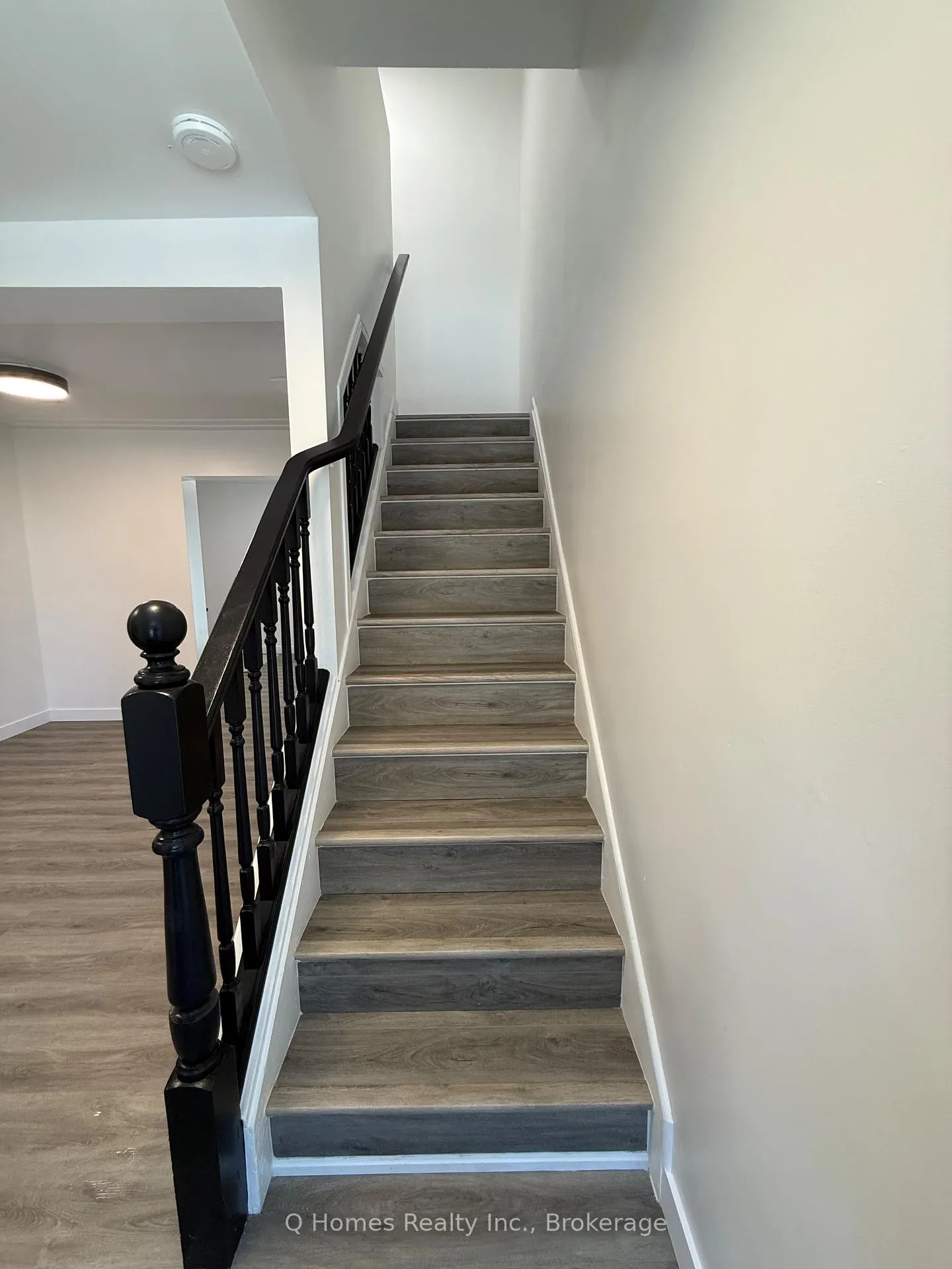 Photo 13 of 316E Bluevale Street N, Waterloo, Lincoln Heights — HOMEH