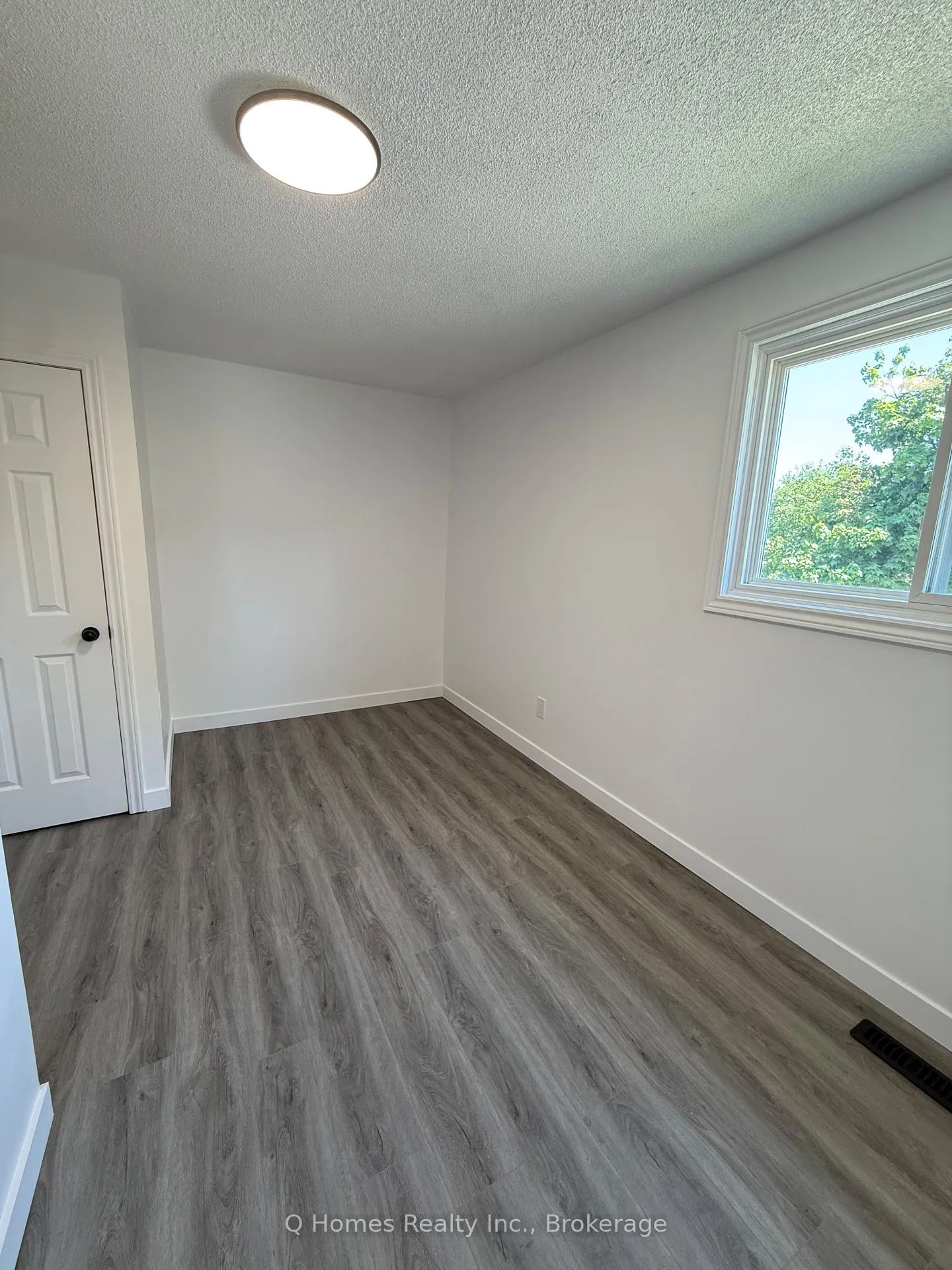 Photo 17 of 316E Bluevale Street N, Waterloo, Lincoln Heights — HOMEH