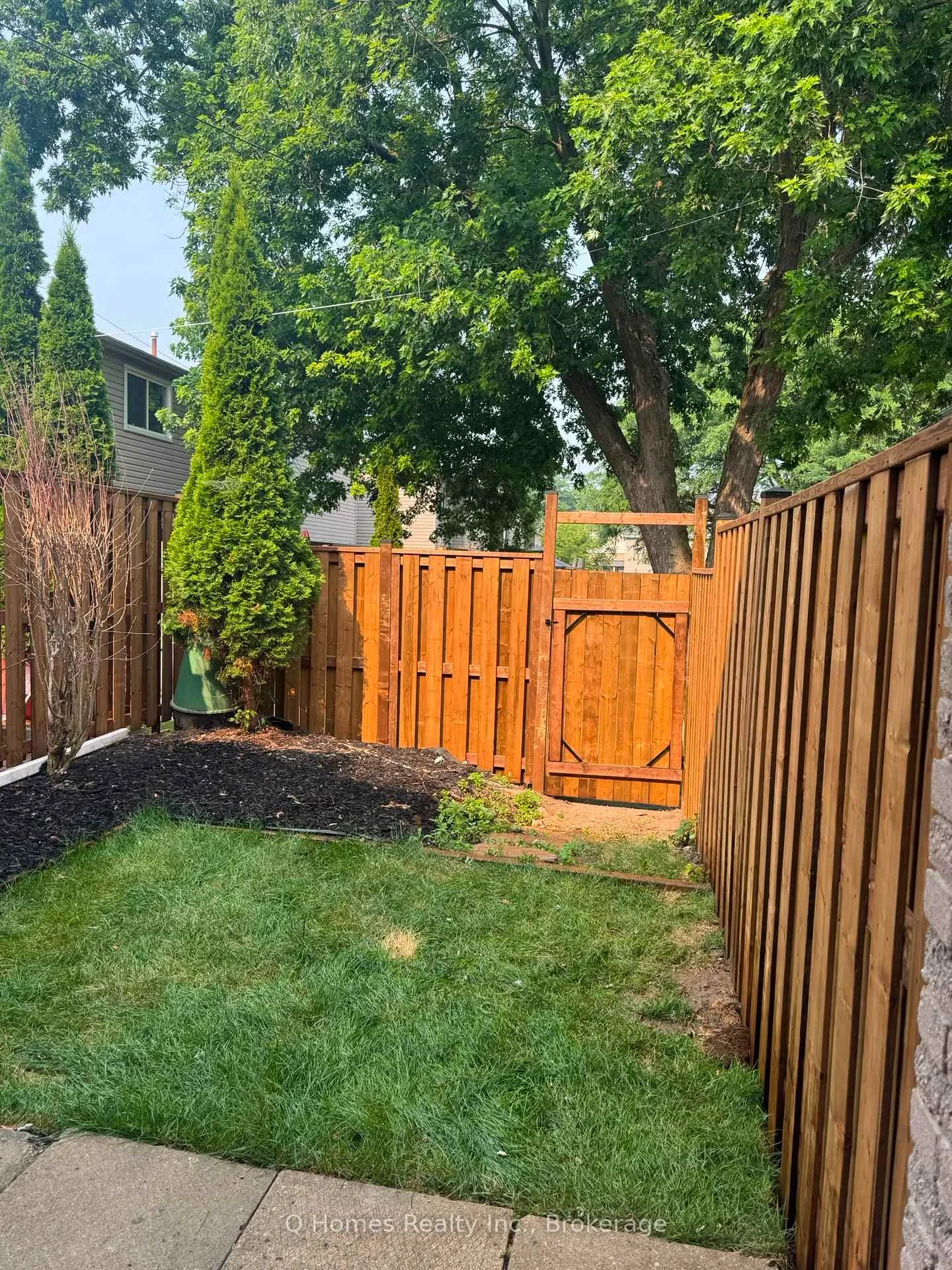 Photo 10 of 316E Bluevale Street N, Waterloo, Lincoln Heights — HOMEH