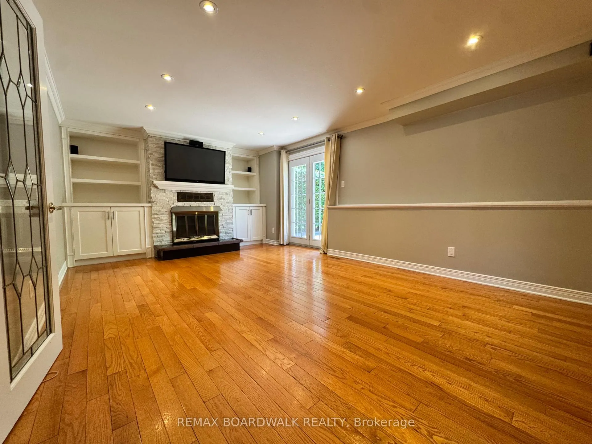 Photo 4 of 22 Bartley Crescent, Ottawa, Barrhaven - On the Green — HOMEH
