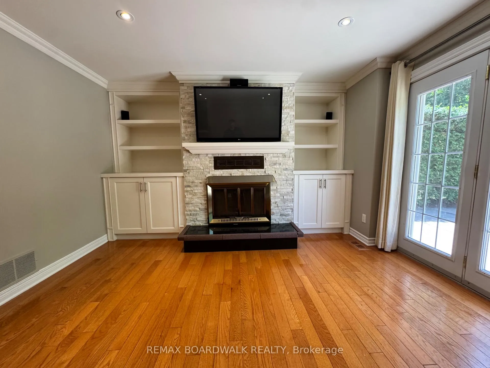 Photo 5 of 22 Bartley Crescent, Ottawa, Barrhaven - On the Green — HOMEH