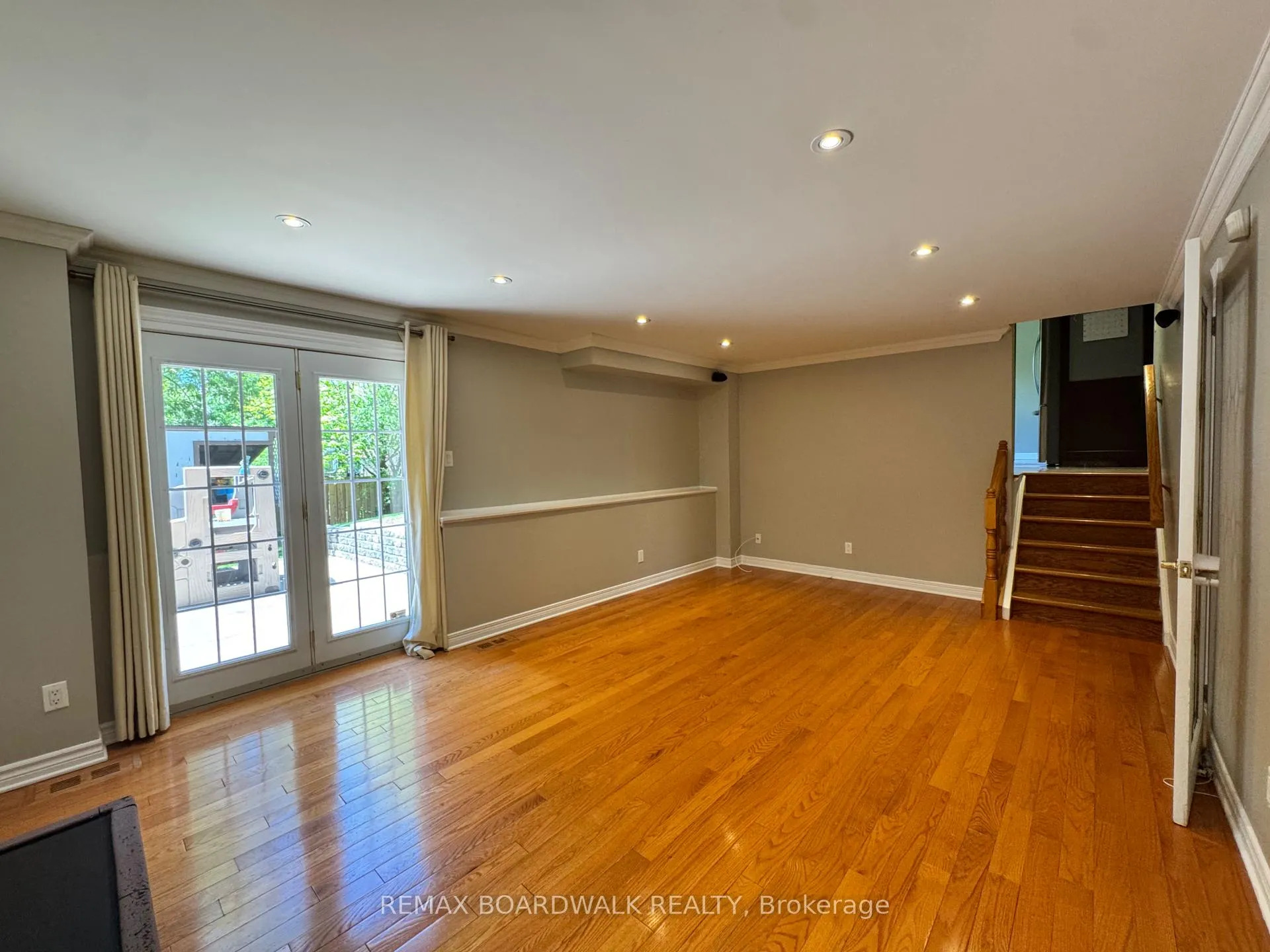 Photo 6 of 22 Bartley Crescent, Ottawa, Barrhaven - On the Green — HOMEH