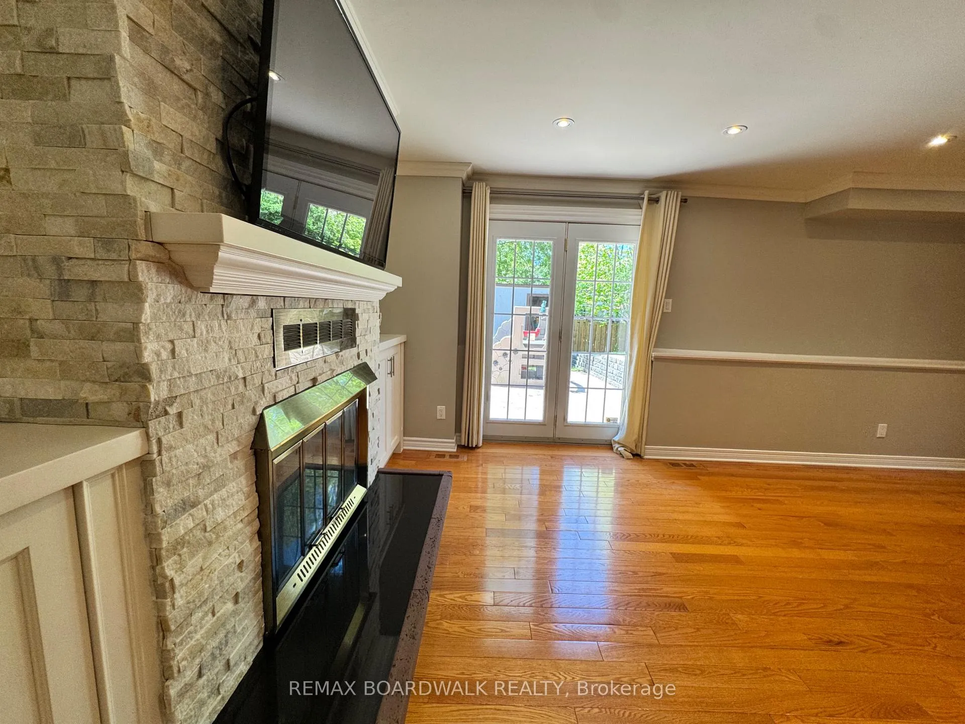 Photo 8 of 22 Bartley Crescent, Ottawa, Barrhaven - On the Green — HOMEH
