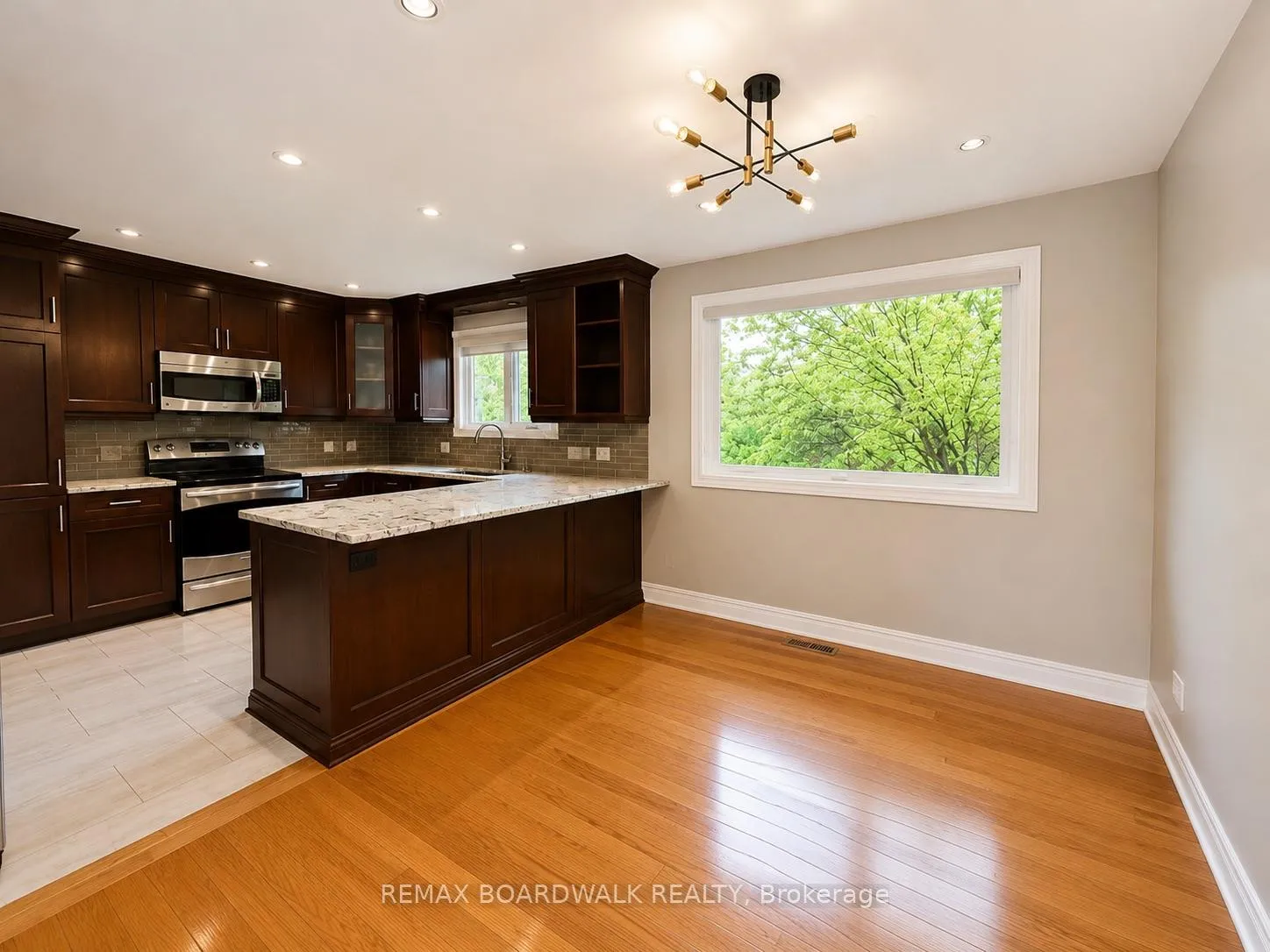 Photo 11 of 22 Bartley Crescent, Ottawa, Barrhaven - On the Green — HOMEH