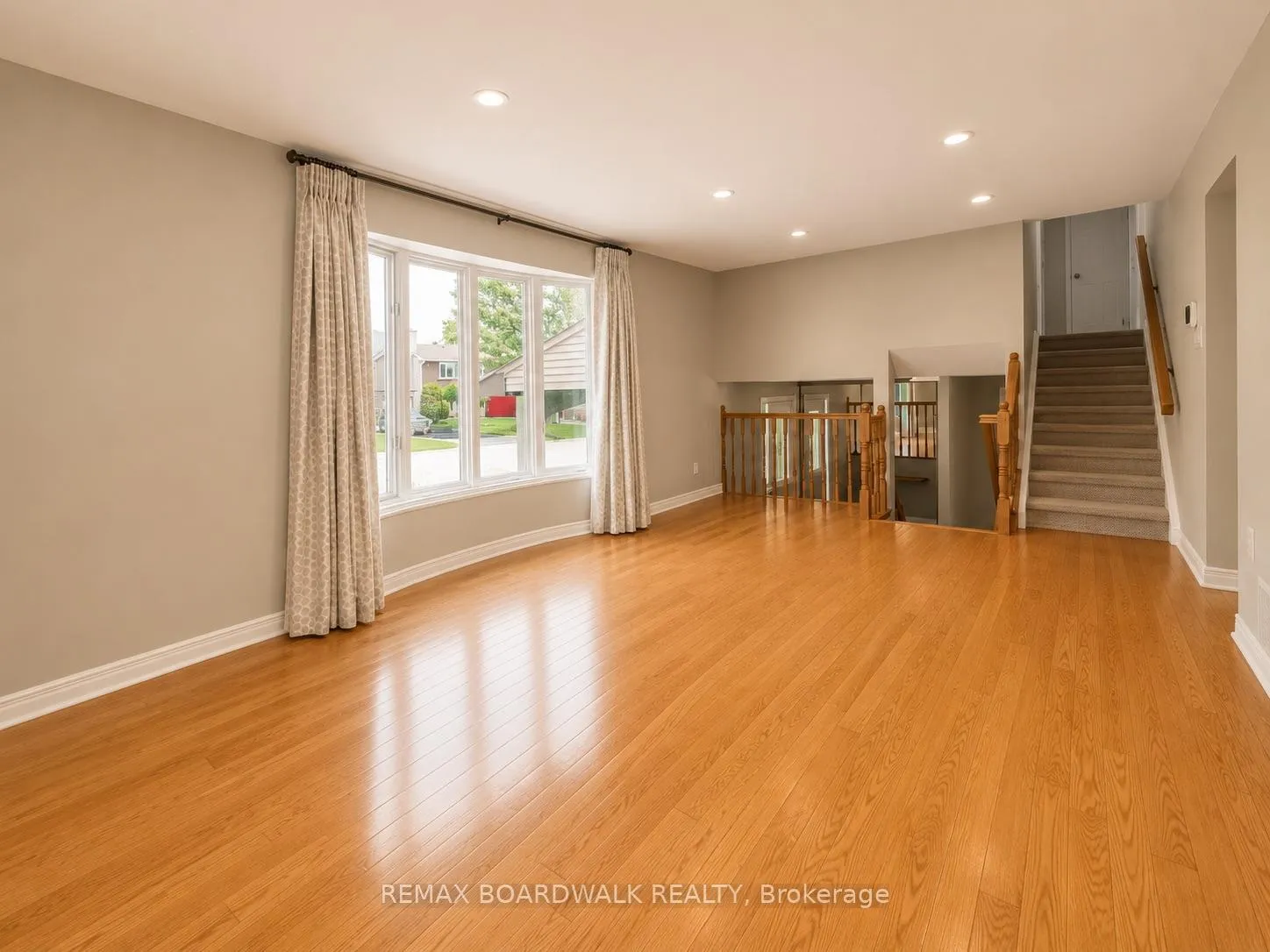 Photo 17 of 22 Bartley Crescent, Ottawa, Barrhaven - On the Green — HOMEH