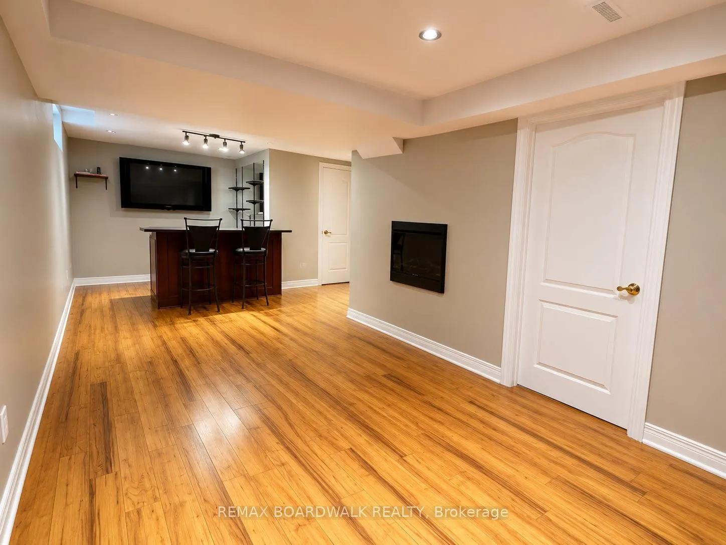 Photo 20 of 22 Bartley Crescent, Ottawa, Barrhaven - On the Green — HOMEH