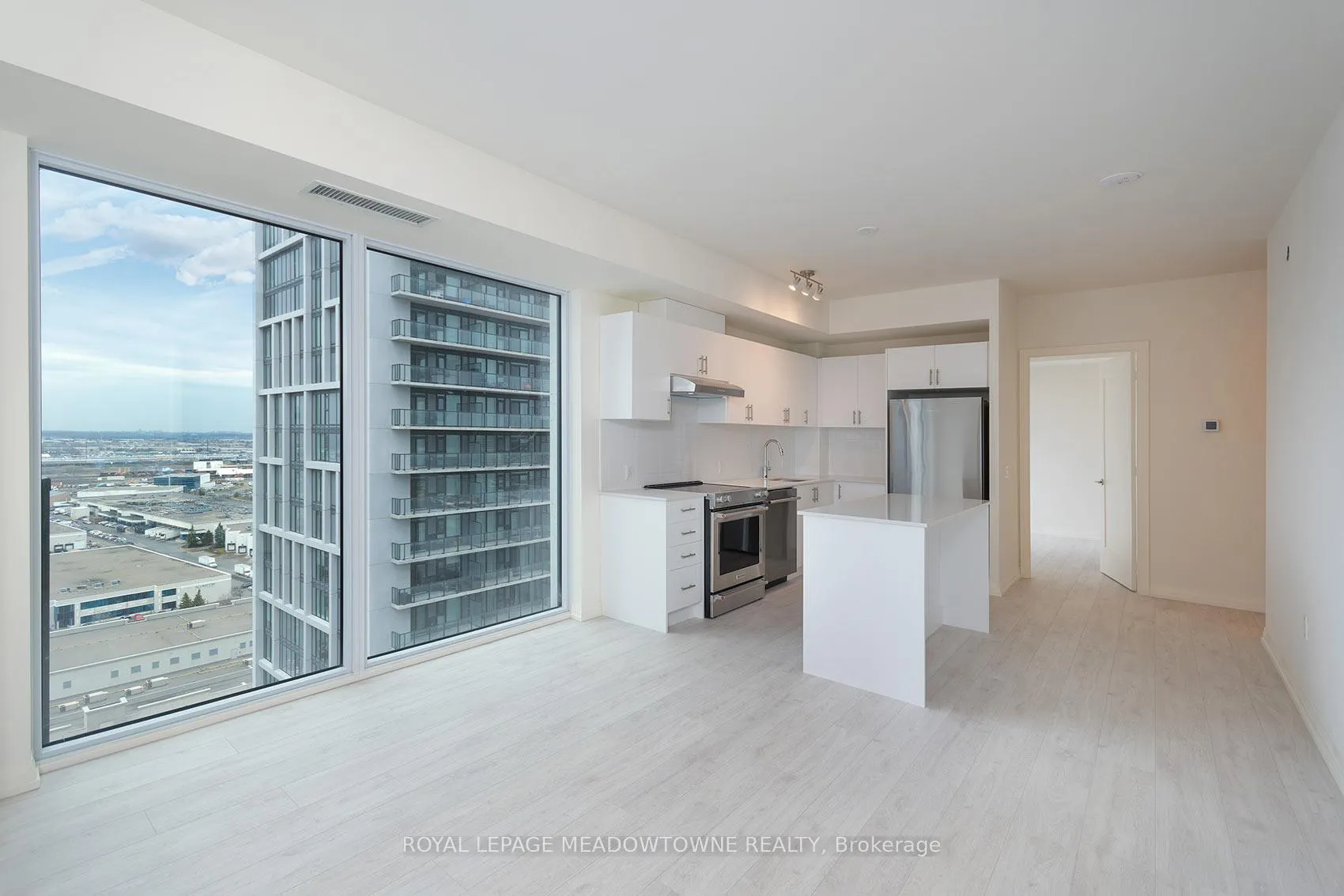 Photo 5 of Unit 1811, 27 Korda Gate, Vaughan, Vellore Village — HOMEH