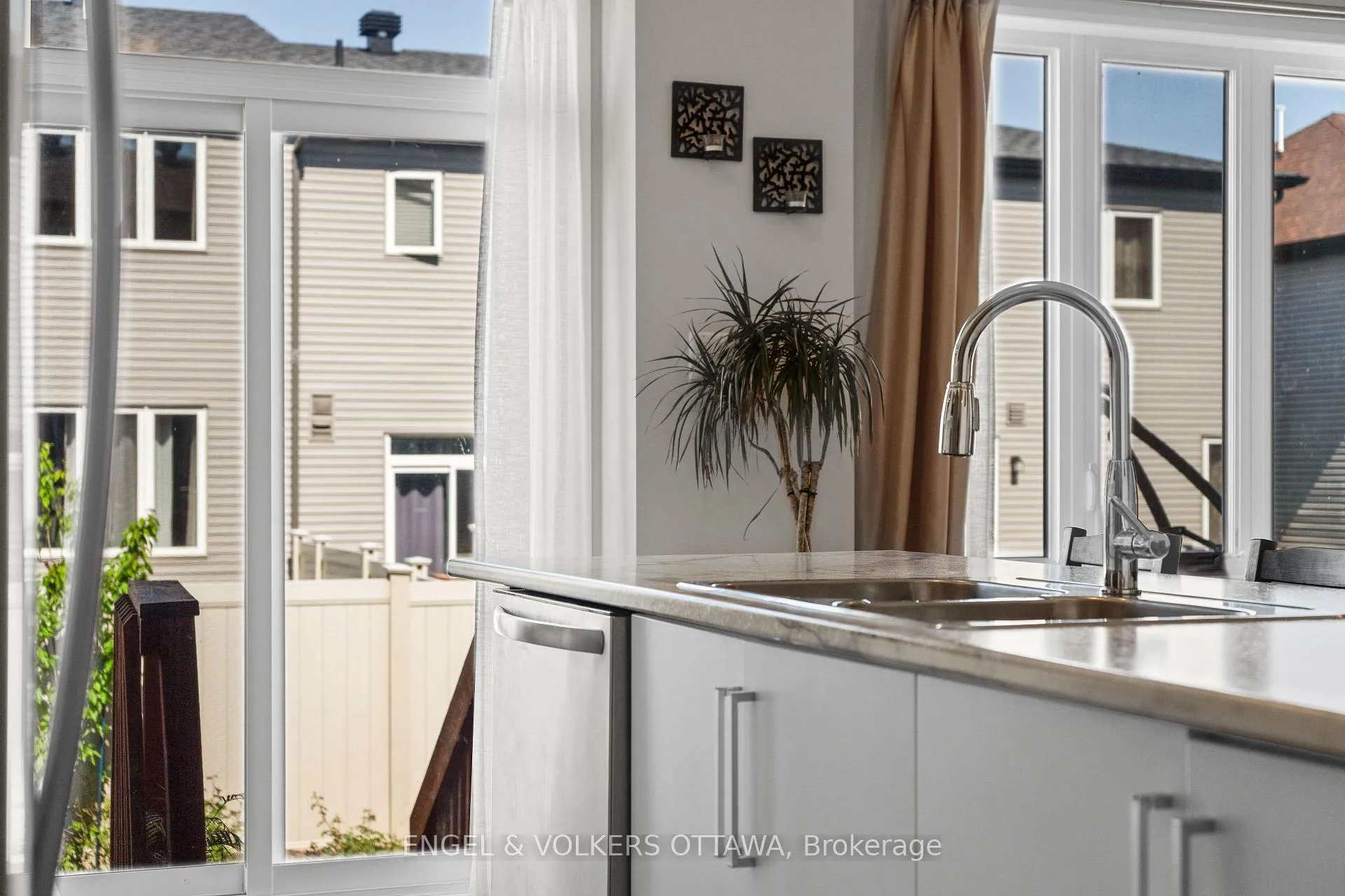 Photo 11 of 205 Geyser Place, Ottawa, Barrhaven - Hearts Desire — HOMEH