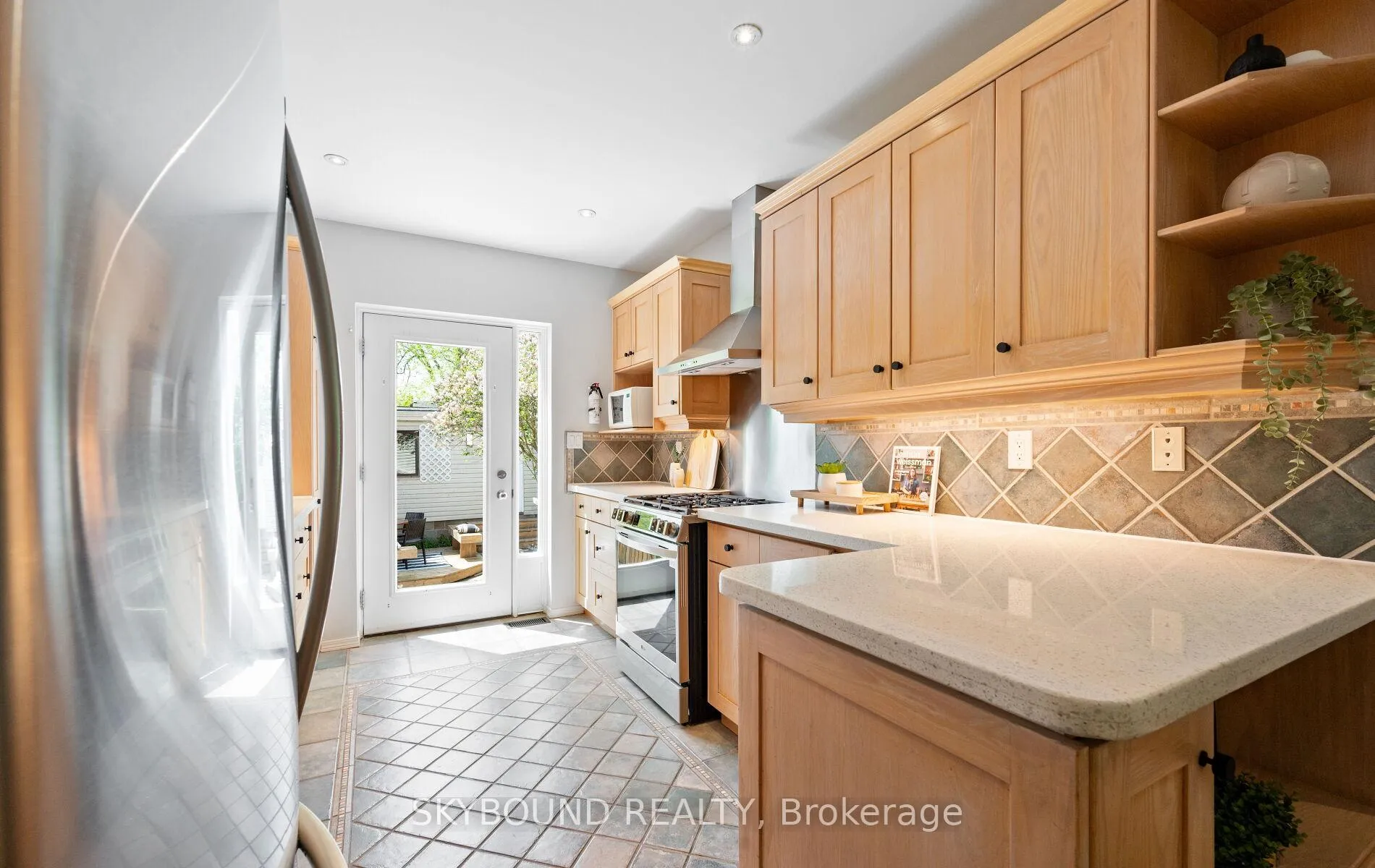 Photo 10 of 326 Kenilworth Avenue, Toronto, The Beaches — HOMEH