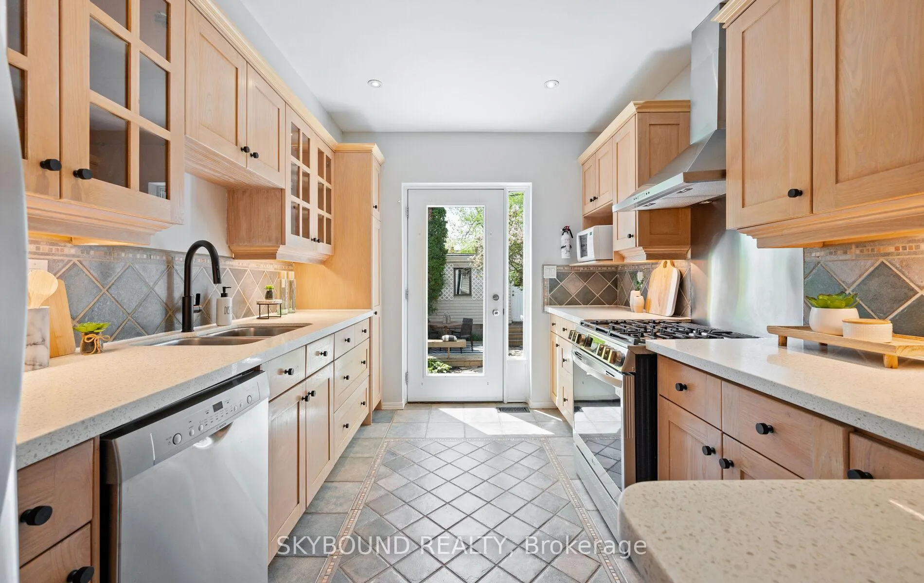 Photo 11 of 326 Kenilworth Avenue, Toronto, The Beaches — HOMEH