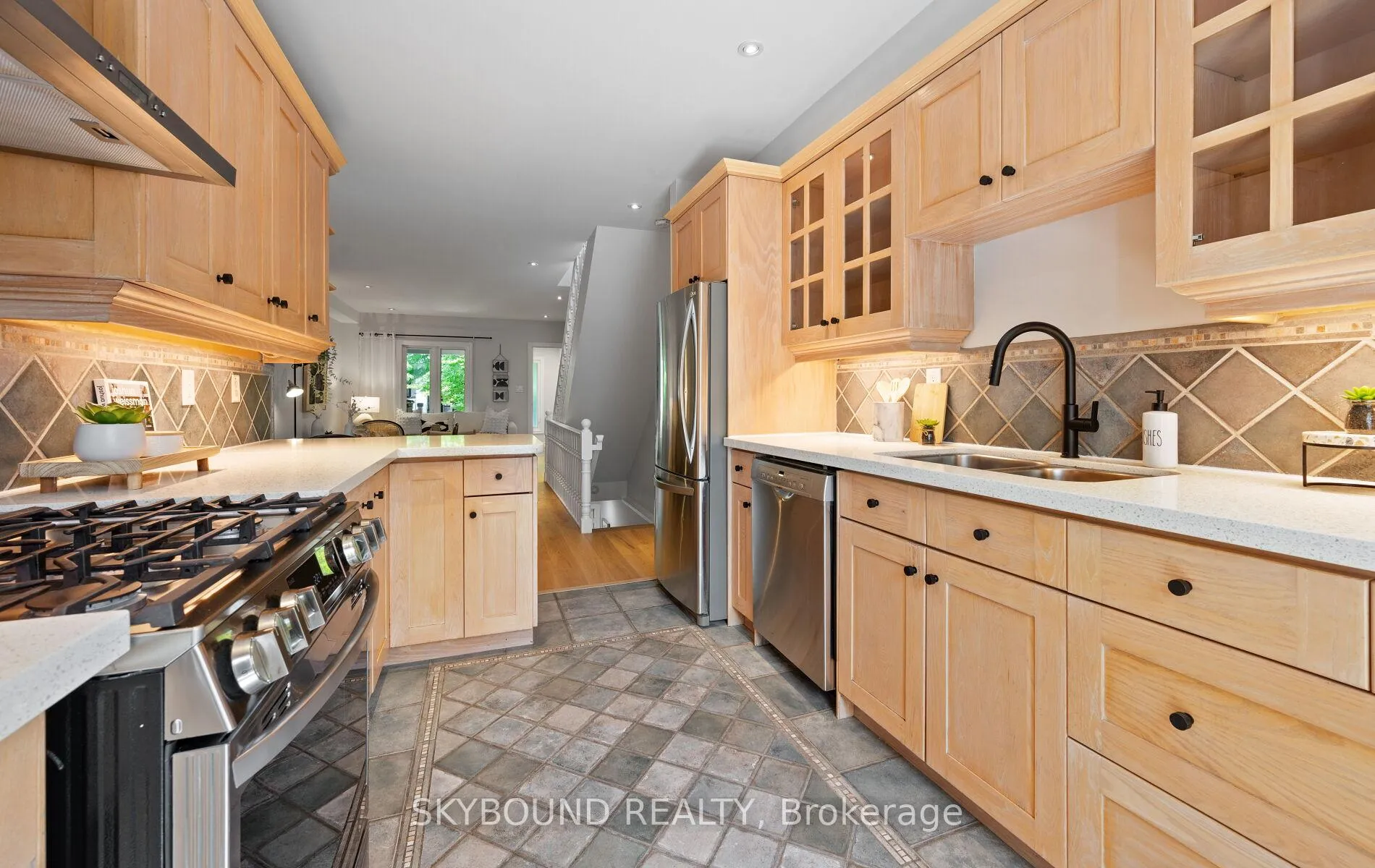 Photo 12 of 326 Kenilworth Avenue, Toronto, The Beaches — HOMEH