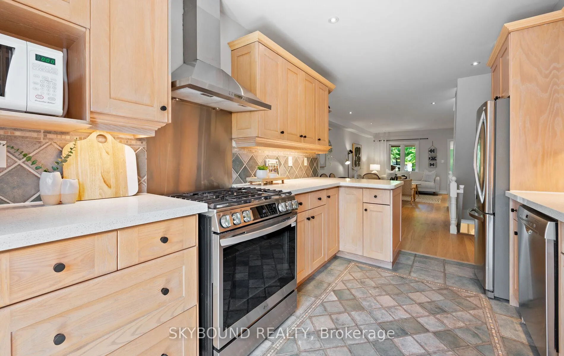 Photo 13 of 326 Kenilworth Avenue, Toronto, The Beaches — HOMEH
