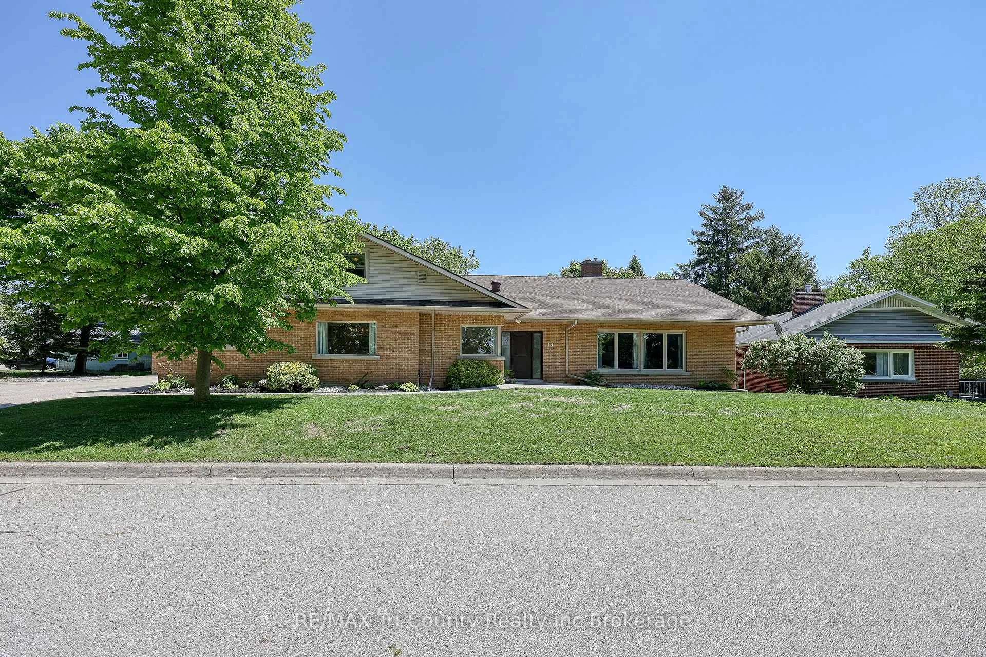 Photo 2 of 16 Delevan Crescent, Tillsonburg — HOMEH