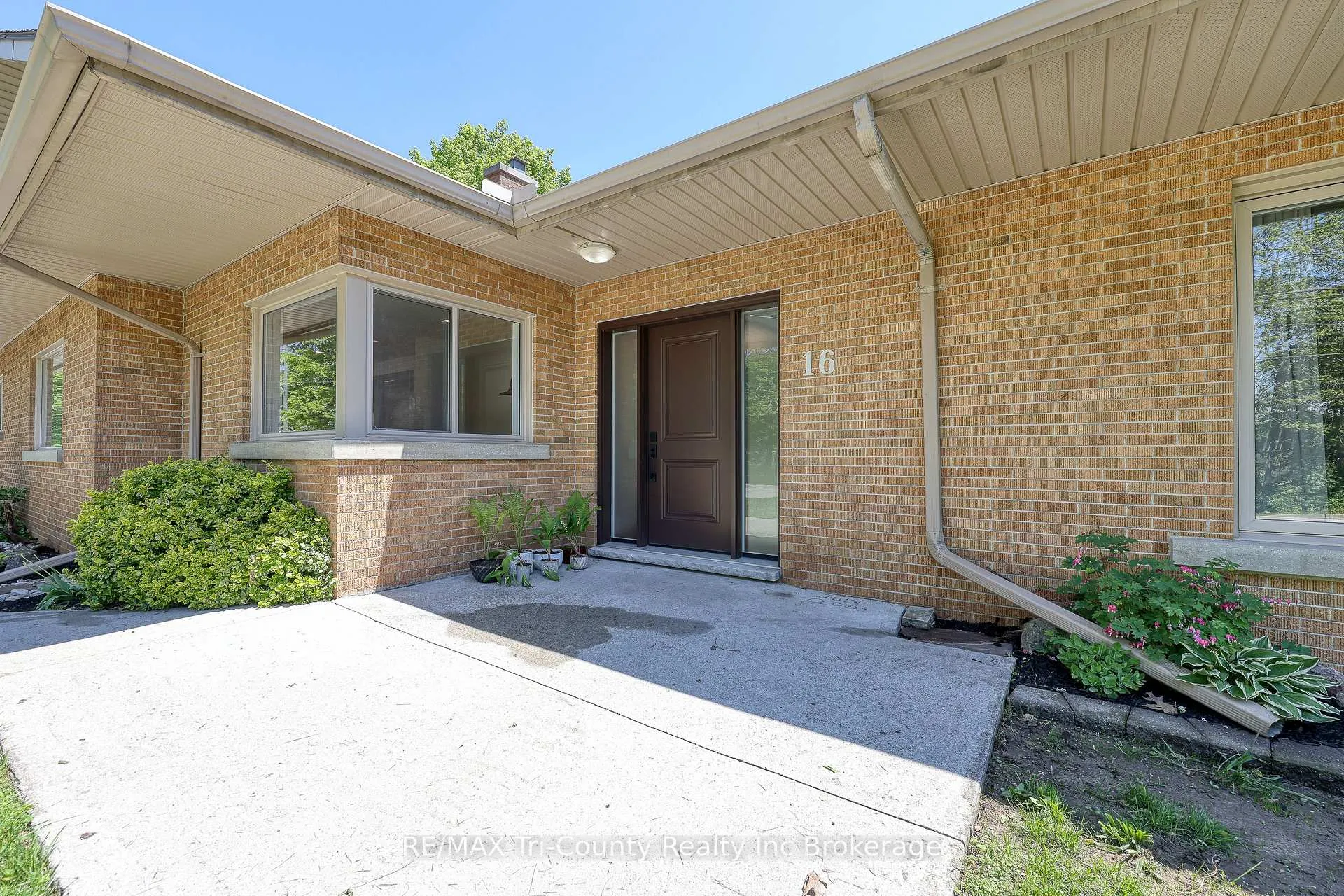 Photo 3 of 16 Delevan Crescent, Tillsonburg — HOMEH