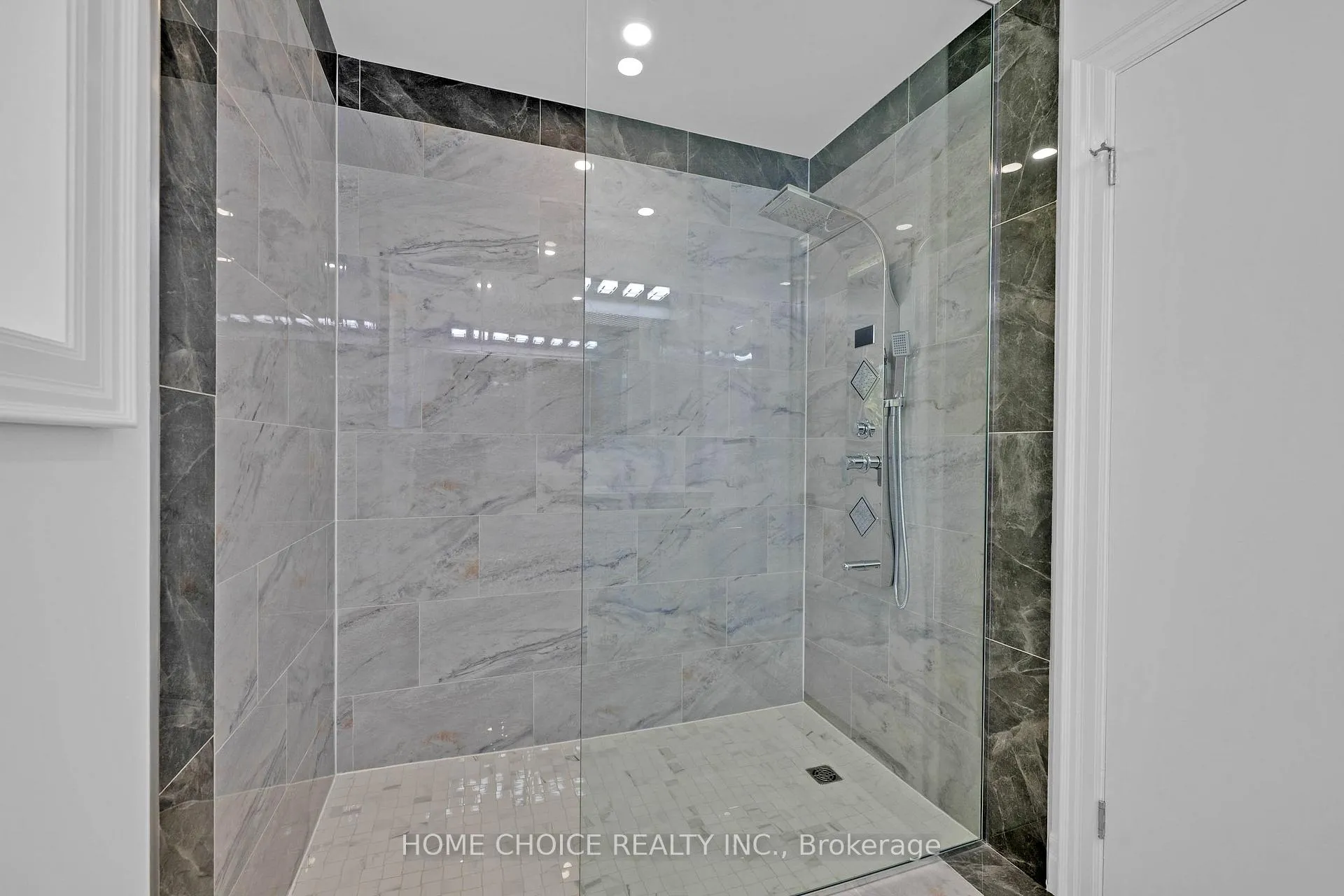 Photo 25 of 43 Golfwood Heights E, Etobicoke, Kingsview Village-The Westway — HOMEH