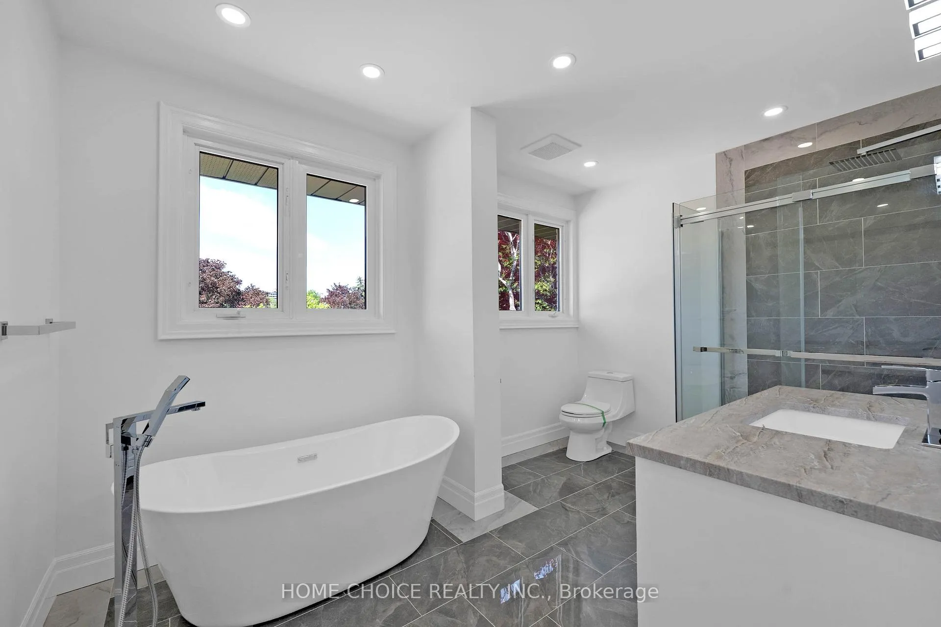 Photo 32 of 43 Golfwood Heights E, Etobicoke, Kingsview Village-The Westway — HOMEH