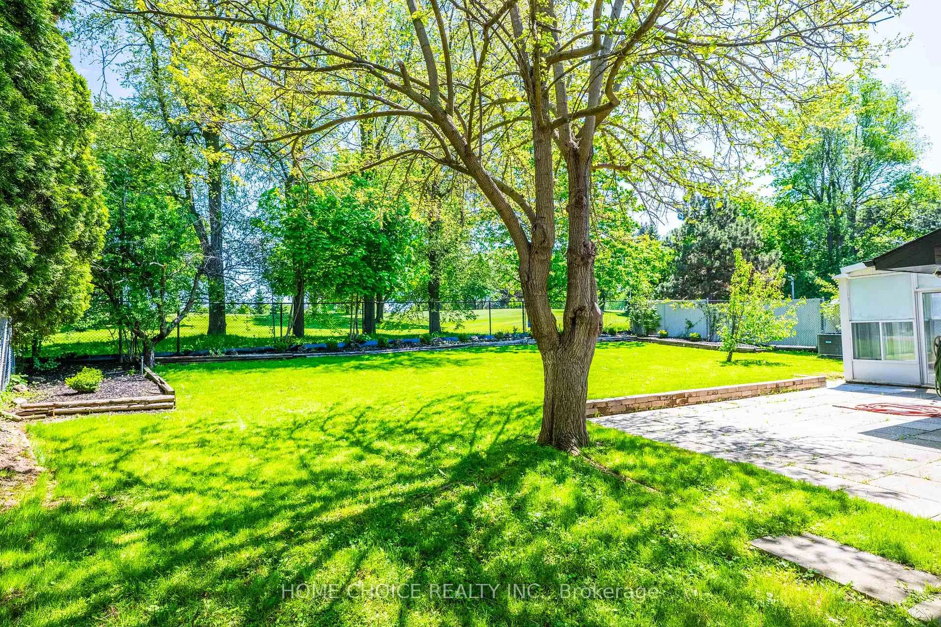 Photo 40 of 43 Golfwood Heights E, Etobicoke, Kingsview Village-The Westway — HOMEH
