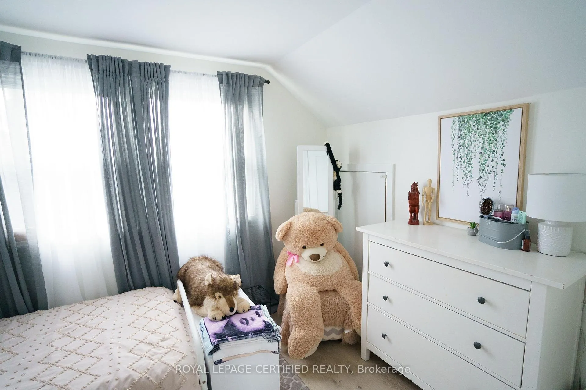 Photo 16 of 93 Grass Avenue, St. Catharines, Downtown — HOMEH