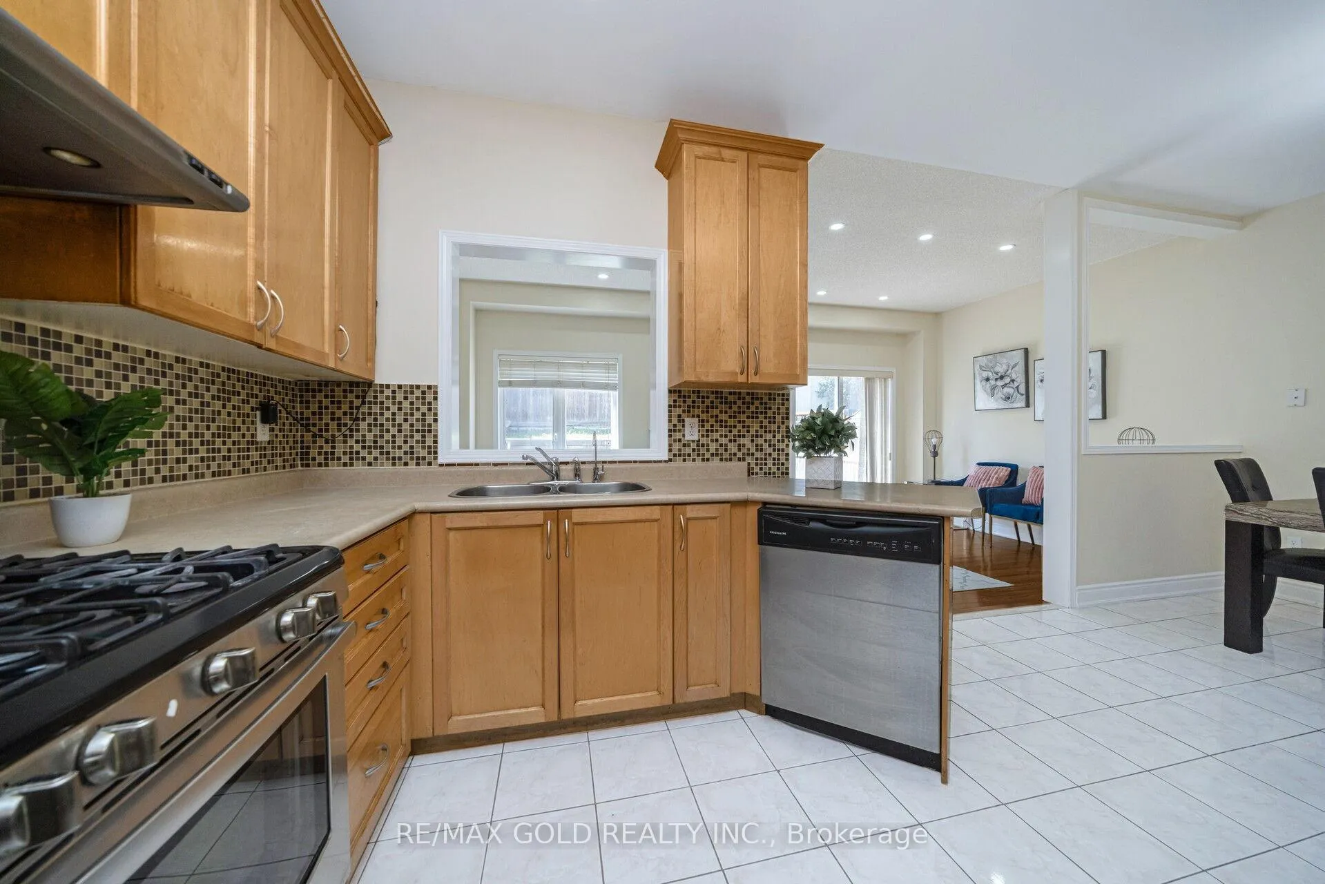 Photo 11 of 30 Grover Road, Brampton, Bram West — HOMEH