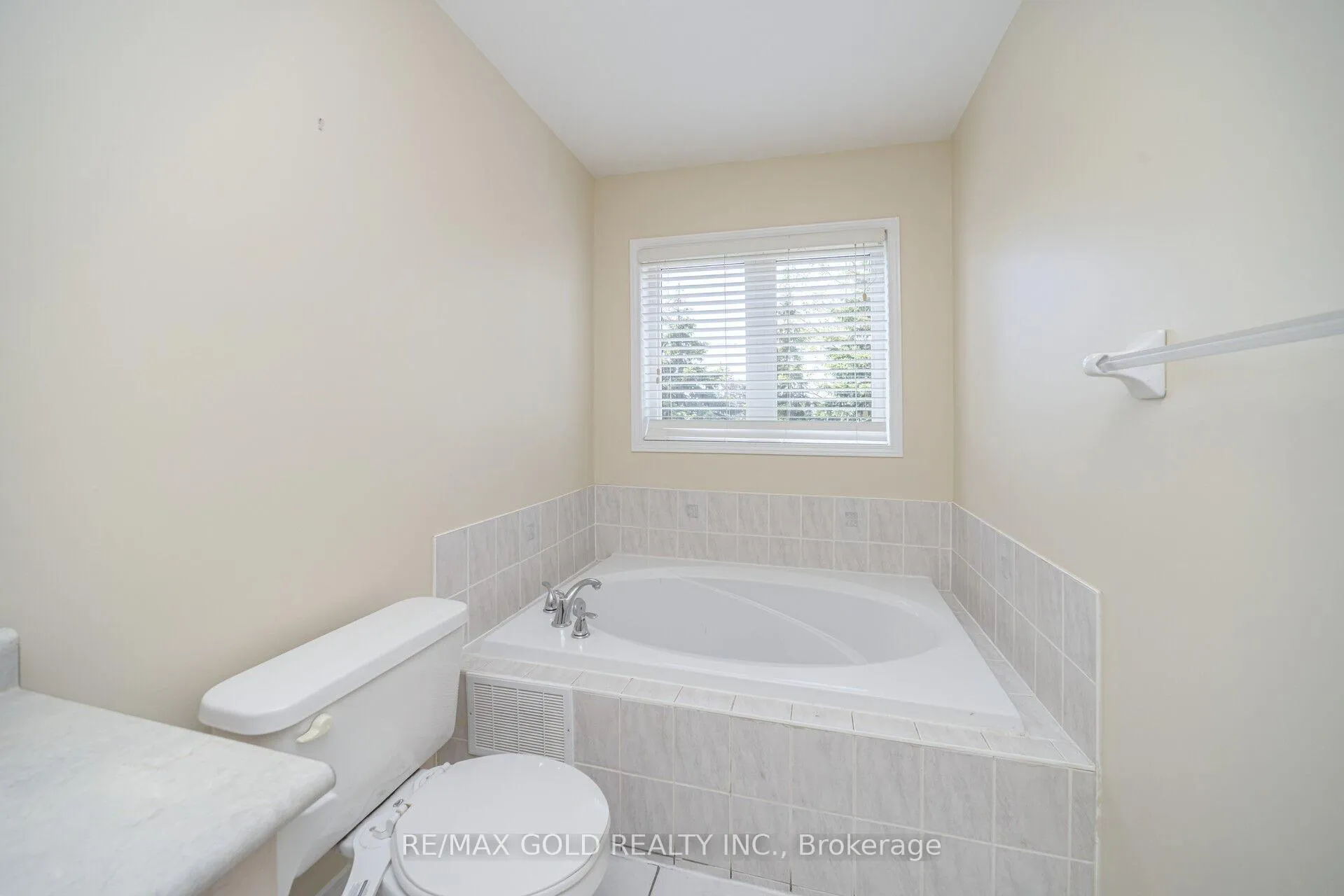 Photo 23 of 30 Grover Road, Brampton, Bram West — HOMEH