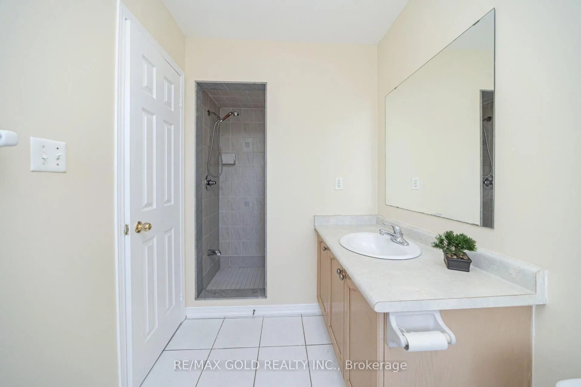 Photo 24 of 30 Grover Road, Brampton, Bram West — HOMEH