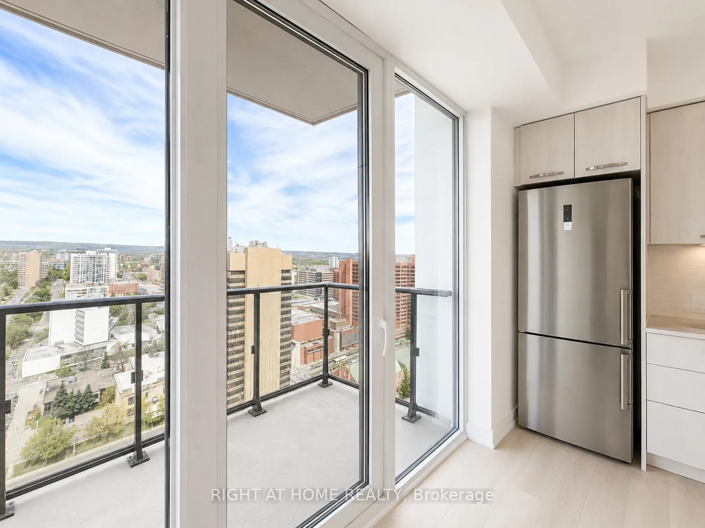 Photo 3 of Unit 2614, 75 James Street SW, Hamilton, Corktown — HOMEH