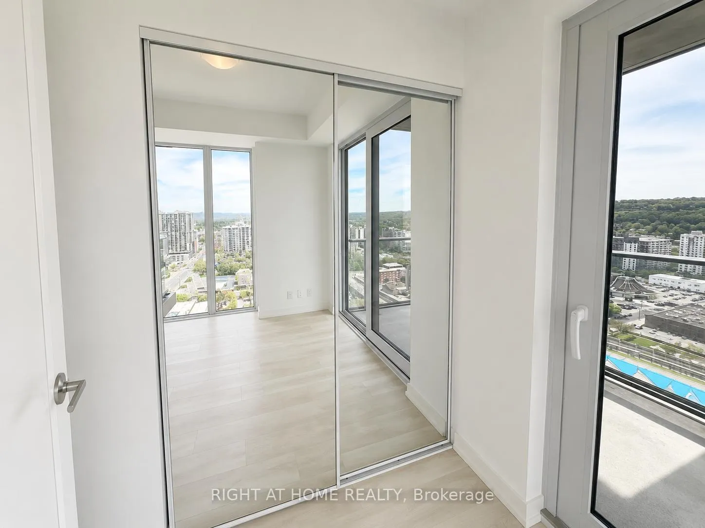 Photo 8 of Unit 2614, 75 James Street SW, Hamilton, Corktown — HOMEH