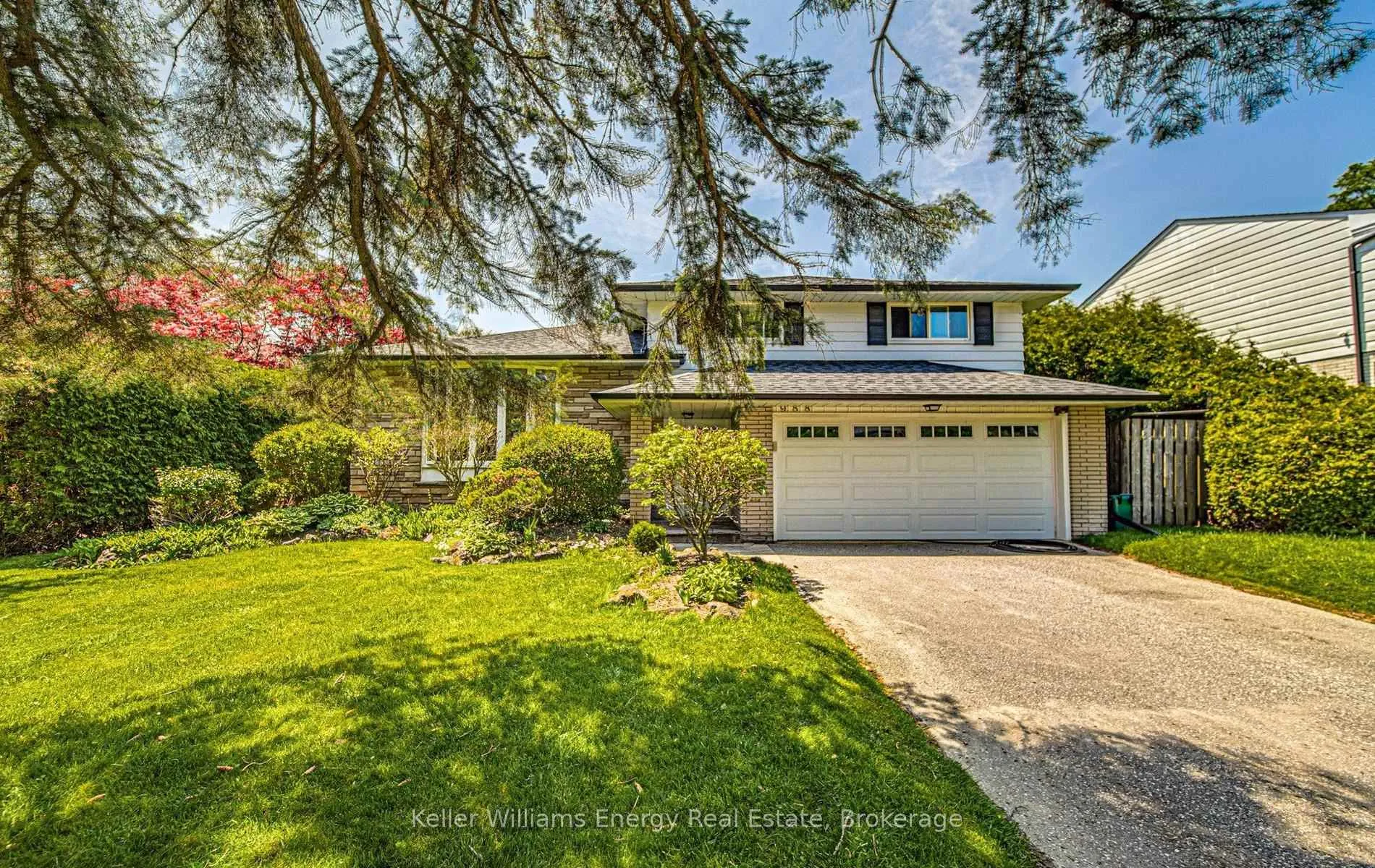 Front of 988 Oshawa Boulevard N