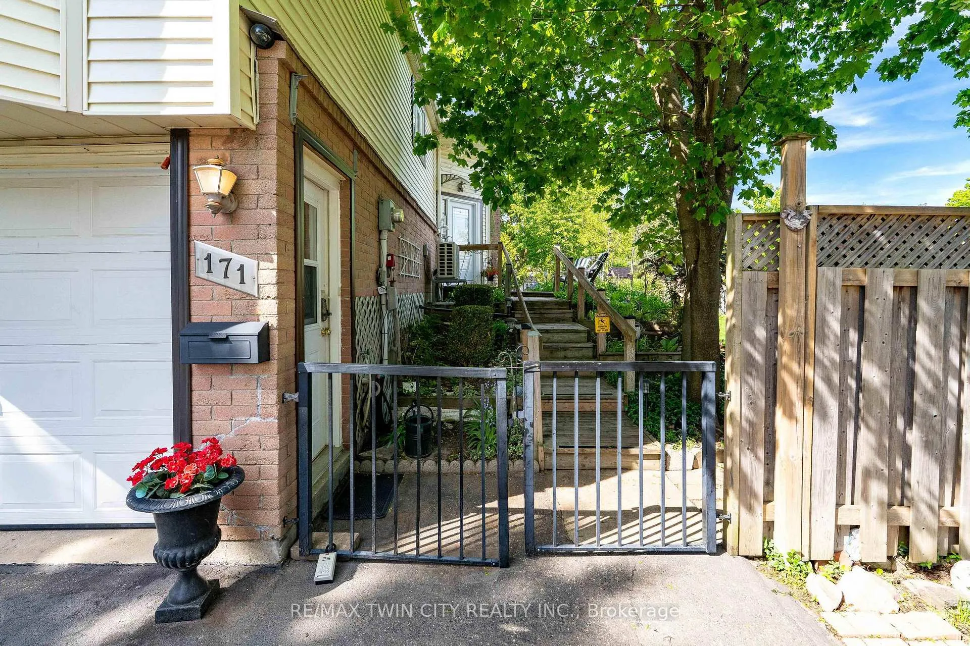 Photo 3 of 171 Herron Place, Waterloo — HOMEH