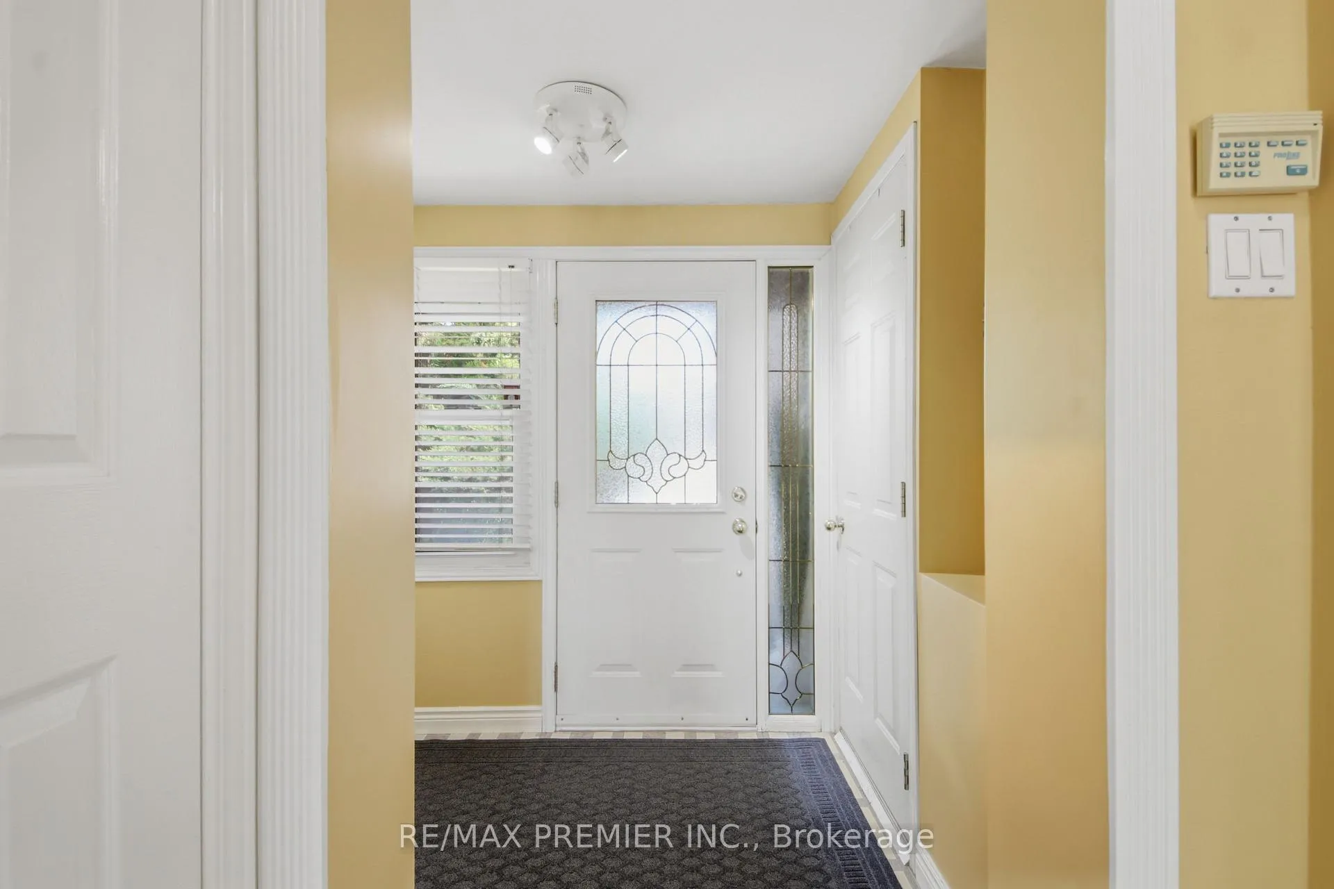 Photo 3 of 10 Ashcroft Court, Vaughan, East Woodbridge — HOMEH