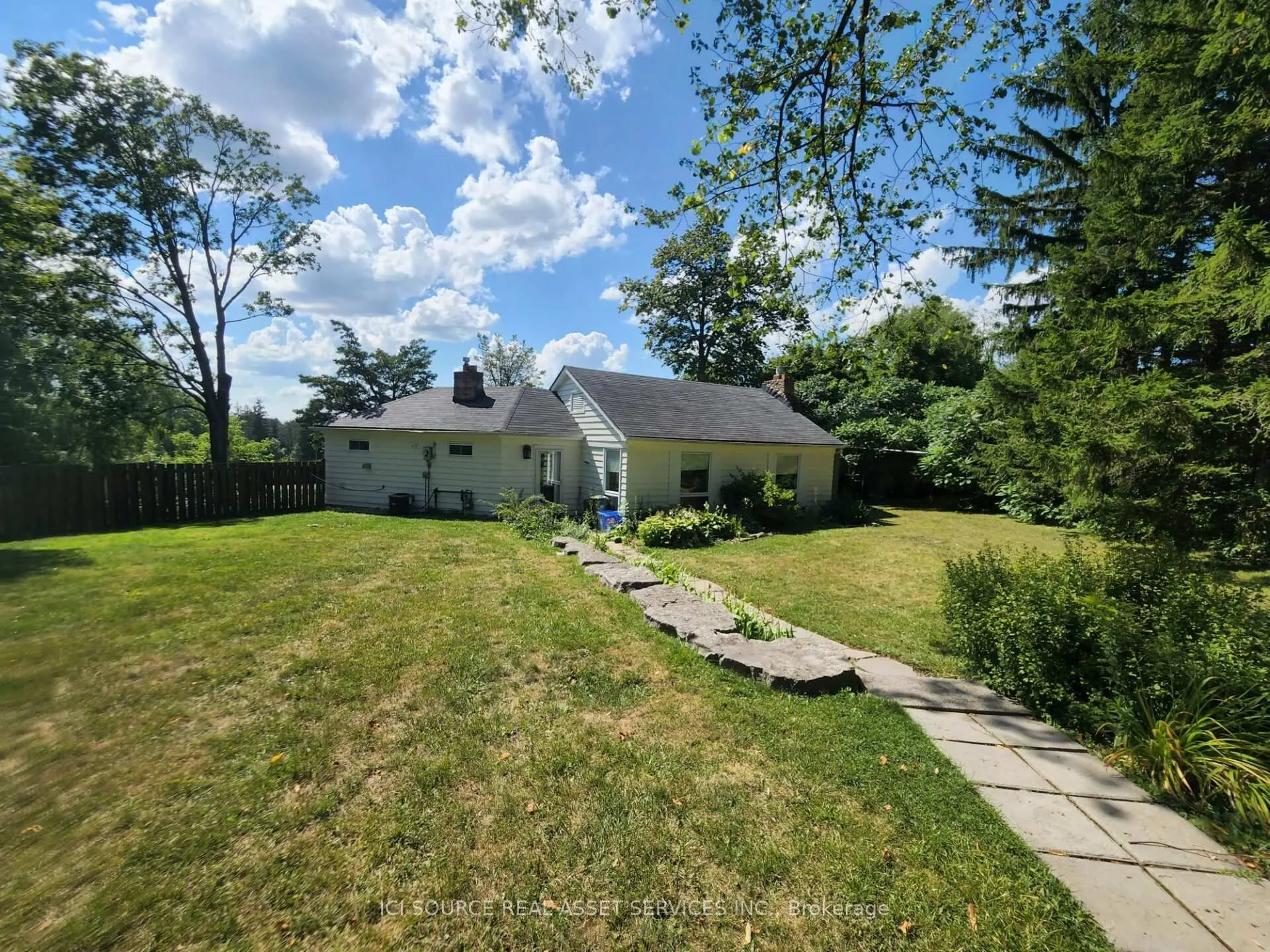Photo 3 of 8 Renwood Place, Hamilton, Waterdown — HOMEH