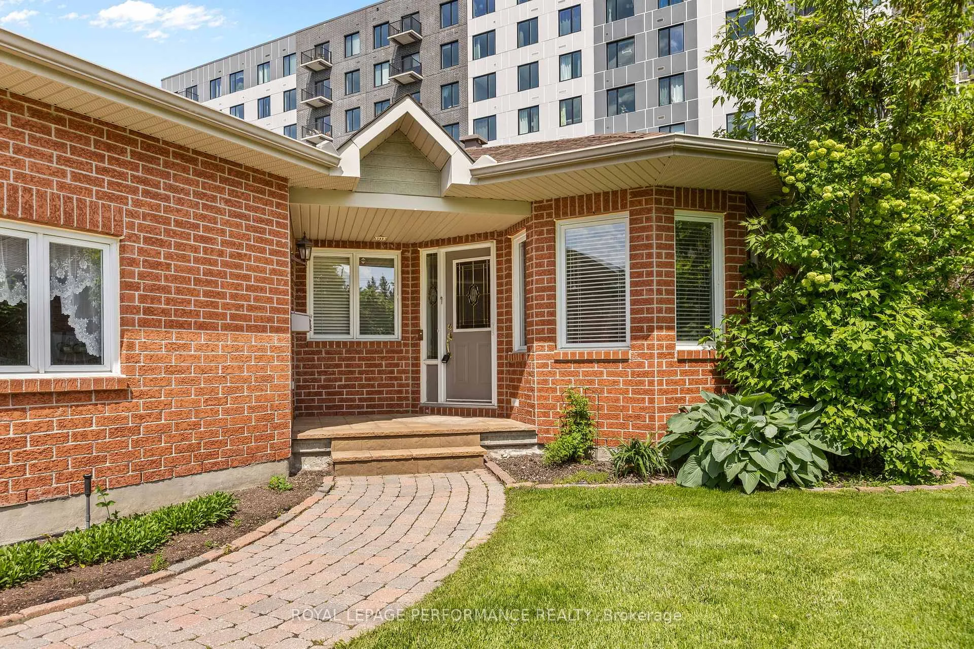Photo 2 of 7 Roseglen Private, Ottawa, Playfair Park — HOMEH