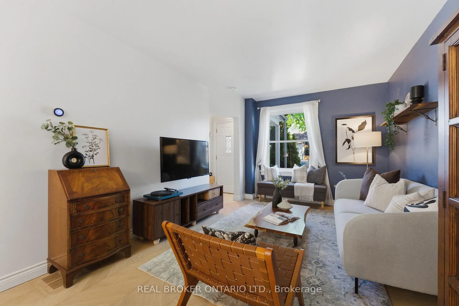 Photo 5 of 833 Sammon Avenue, Toronto, Danforth Village-East York — HOMEH