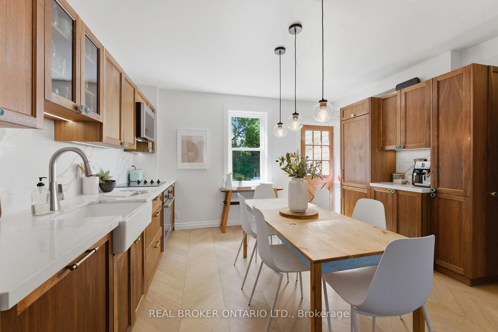 Photo 9 of 833 Sammon Avenue, Toronto, Danforth Village-East York — HOMEH