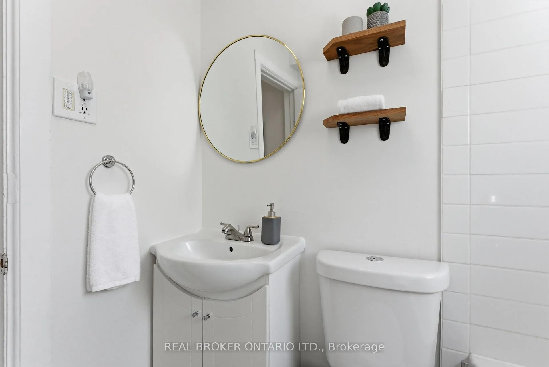 Photo 16 of 833 Sammon Avenue, Toronto, Danforth Village-East York — HOMEH