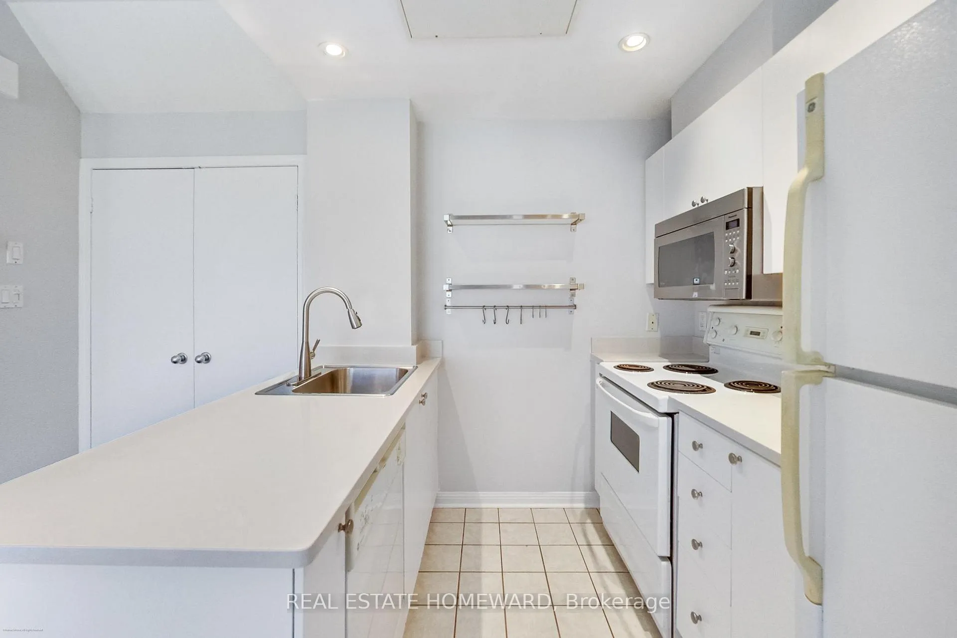 Photo 12 of Unit Th 11, 11 Niagara Street, Toronto, Waterfront Communities — HOMEH